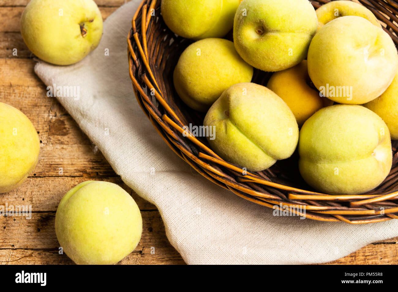 Gelbe Pfirsiche auf einem rustikalen Holztisch Stockfoto