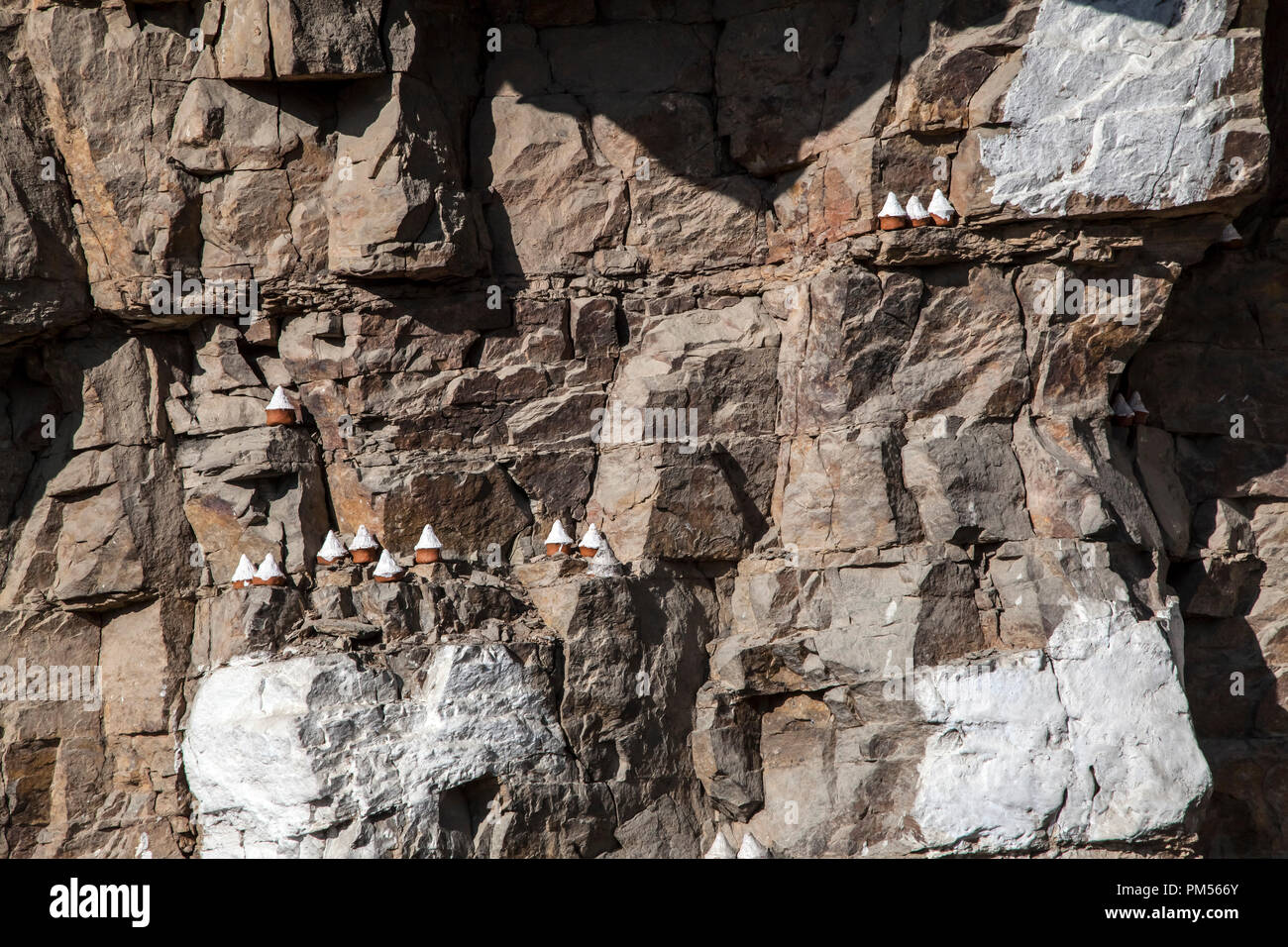 Tsa Tsa Kegel von der Straße in den ländlichen Bhutan platziert. Stockfoto