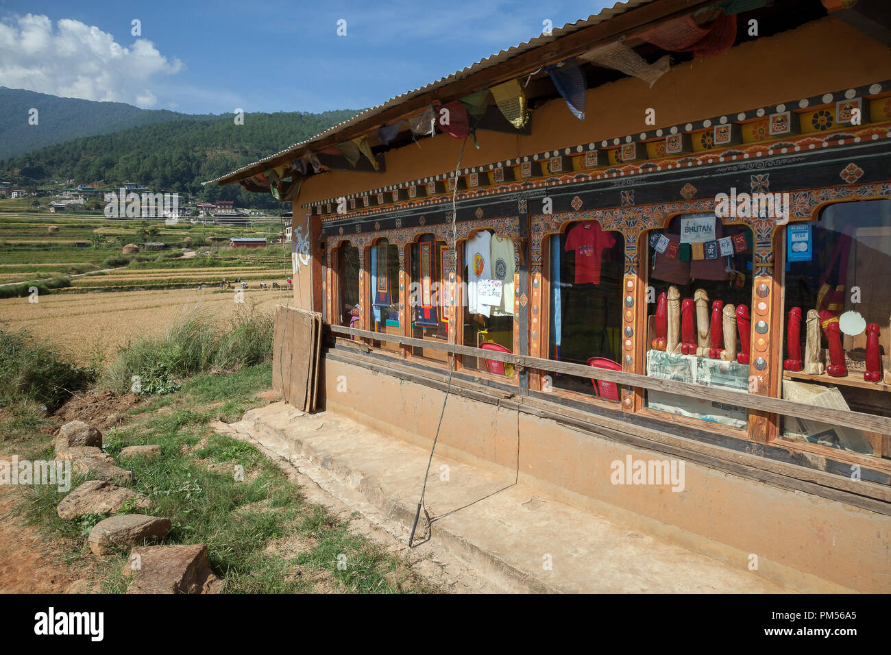 Souvenirs Shop in Pana Dorf in der Nähe von Lama Drukpa Kuenley, Göttliche verrückter Fruchtbarkeit Tempel, Punakha Tal. Bhutan. Stockfoto