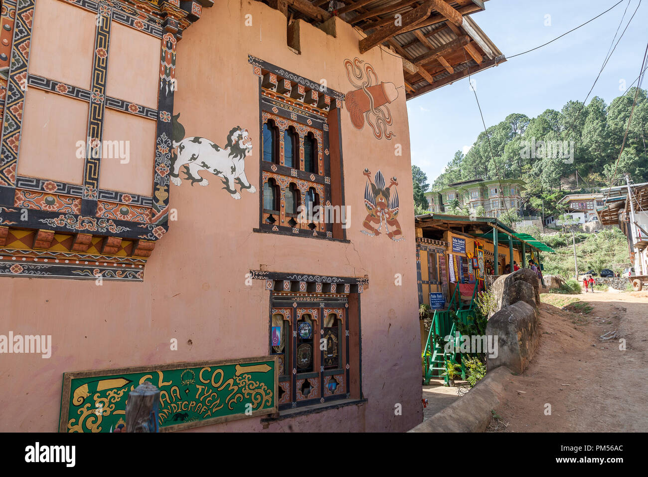Gemälde Pana Dorf in der Nähe der Tempel der göttlichen Verrückter, Tempel der Fruchtbarkeit. Gemeinsame Gemälde an den Außenwänden der bhutanischen Haus. Bhuta Stockfoto