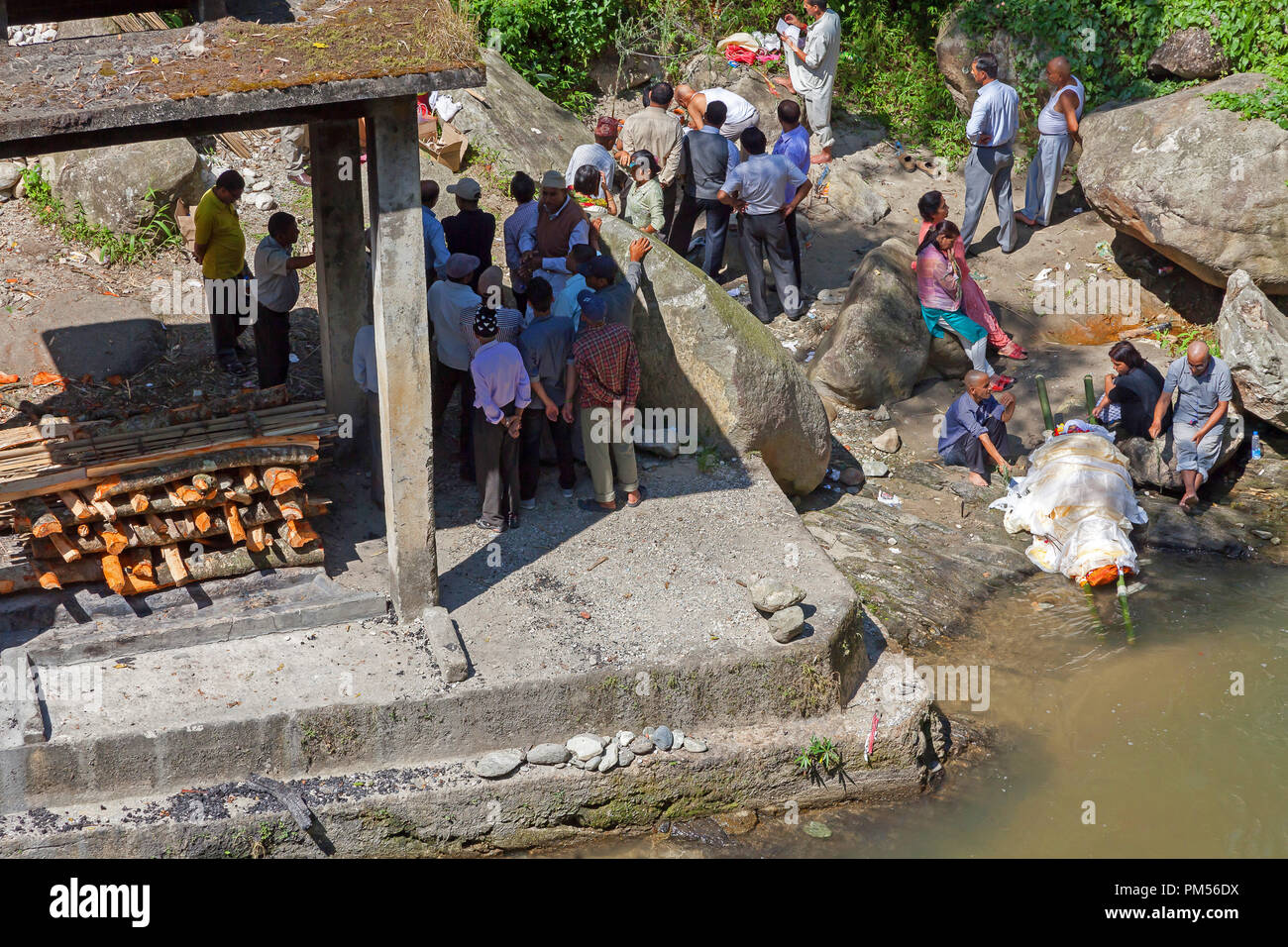 Die einäscherung Zeremonie durch den Fluss in Sikkim, Indien. Stockfoto