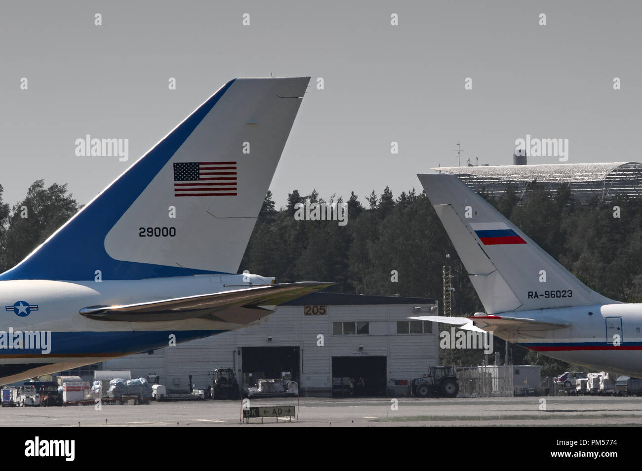 Donald Trump's Boeing 747 und Wladimir Putins IL-96 in Helsinki-Vantaa Airport während Presidents Meeting in Helsinki geparkt. 16.07.2018 Vantgarde Stockfoto