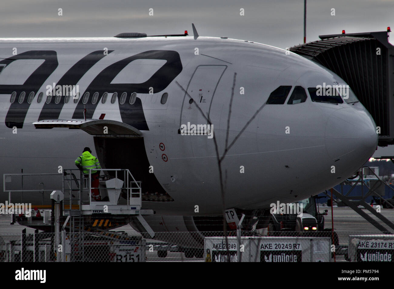 Finnair Airbus A330 im Terminal der Flughafen Helsinki-Vantaa Finnland. Öffnen Sie die Tür des vorderen Fracht, Passagiere einsteigen. Photi am 17.03.2018 Stockfoto