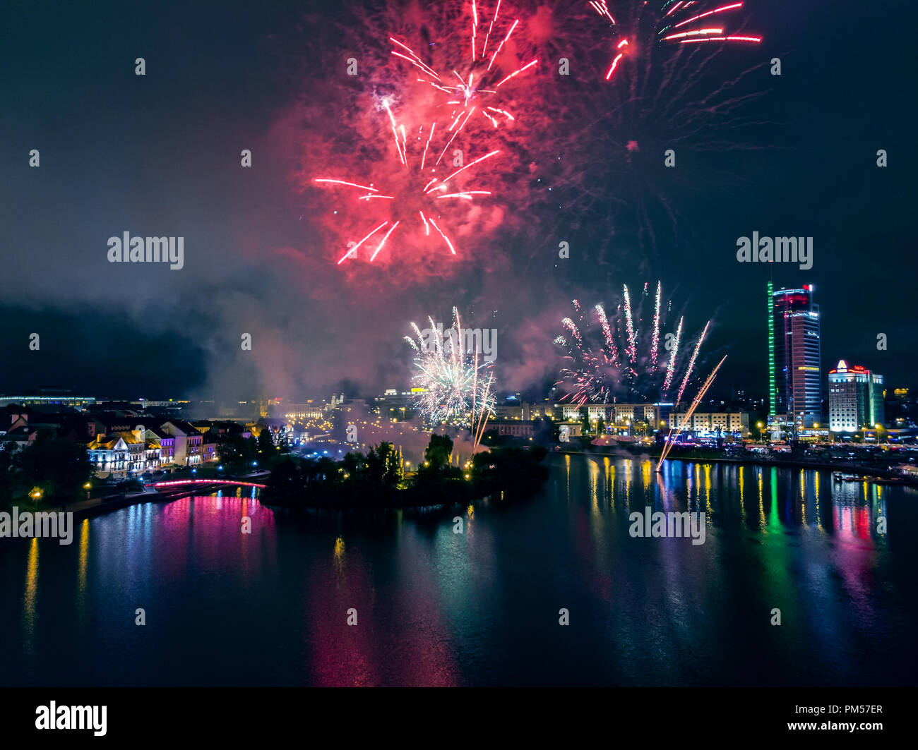 Minsk, Weißrussland - 15. September 2018: die Stadt Minsk in der Nacht, Panorama Blick. Helle fest Feuerwerk leuchtet über der Stadt. Moto fest H.O.G. Rallye Minsk Clos Stockfoto