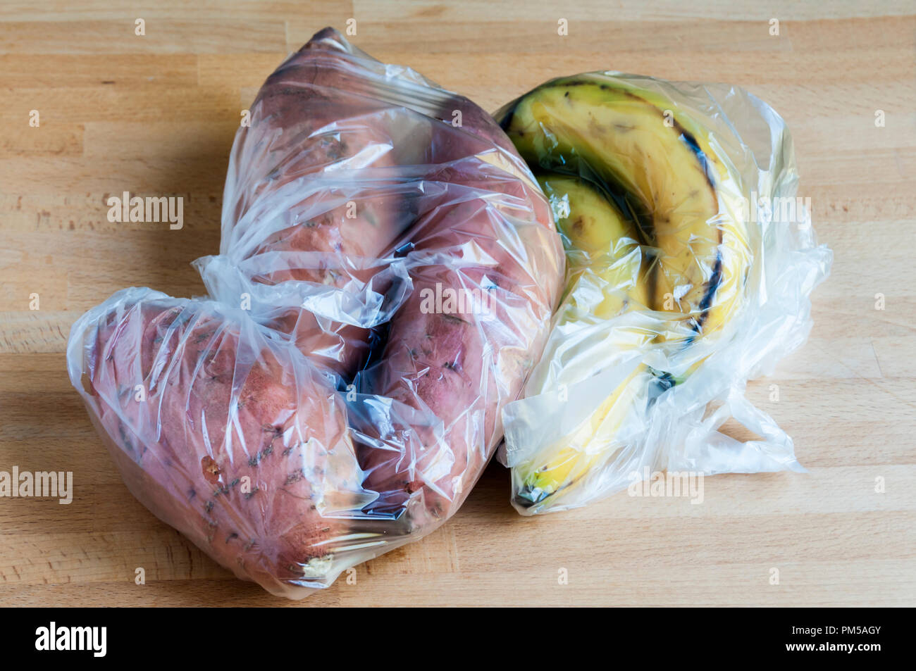 Frisches Obst und Gemüse vom Supermarkt in Plastiktüten. Waitrose haben angekündigt, dass Ihre frischen Obst & Gemüse Taschen werden kompostierbar im Frühjahr 2019. Stockfoto