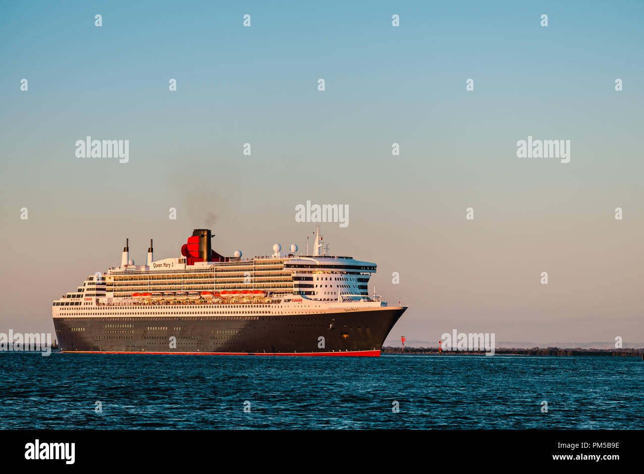 Adelaide, Australien - 16. Februar 2018: Kreuzfahrtschiff "Queen Mary 2" mit Menschen an Bord, die von äußeren Hafen in Port Adelaide Stockfoto