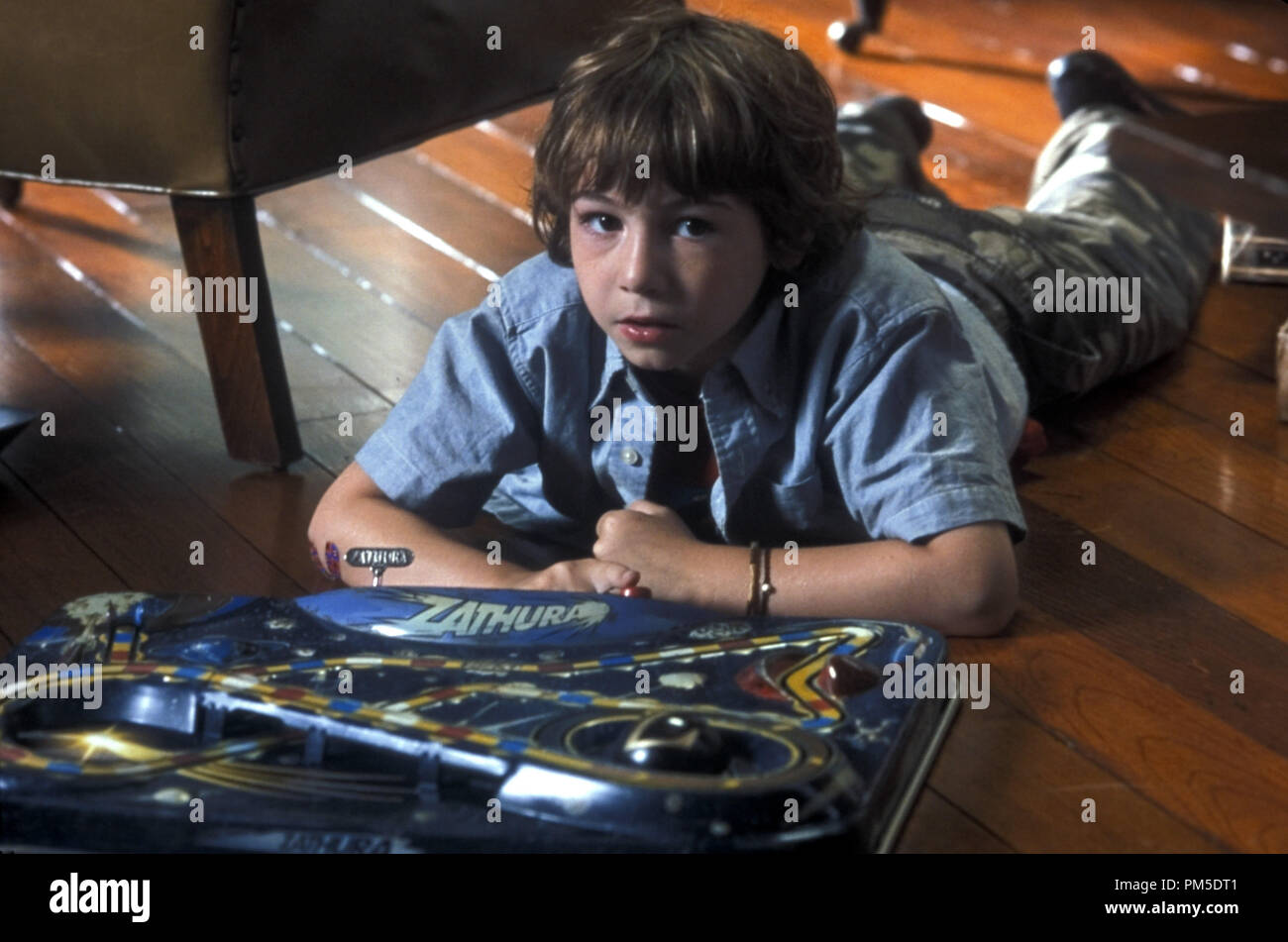 Film Still / Werbung immer noch von "zathura" Jonah Bobo © 2005 Columbia Pictures Photo Credit: Merrick Morton Datei Referenz # 30736553 THA nur für redaktionelle Verwendung - Alle Rechte vorbehalten Stockfoto