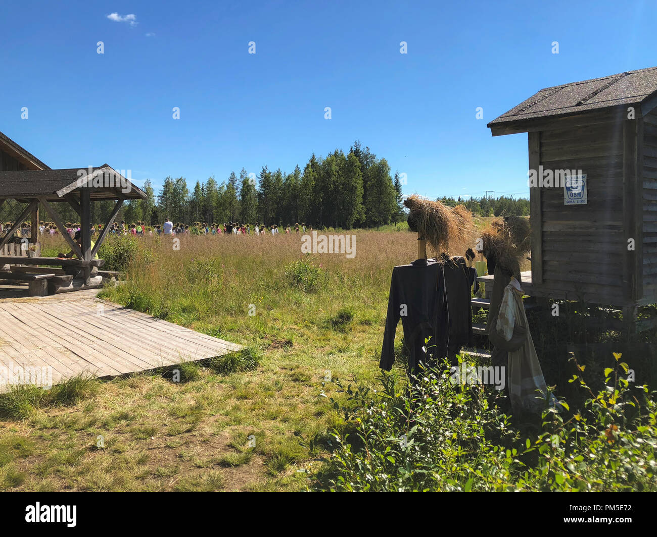 SUOMUSSALMI, Finnland - 10 JULI 2018: Stille Menschen ist Werk des Künstlers Reijo Kela. Diese Arbeiten gehören etwa tausend Vogelscheuche. Stille Menschen mov Stockfoto