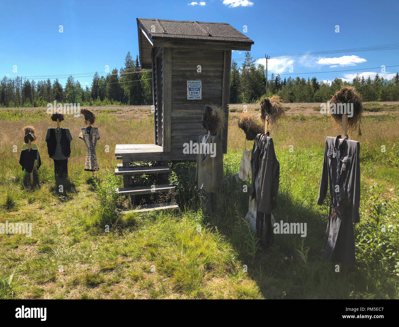 SUOMUSSALMI, Finnland - 10 JULI 2018: Stille Menschen ist Werk des Künstlers Reijo Kela. Diese Arbeiten gehören etwa tausend Vogelscheuche. Stille Menschen mov Stockfoto