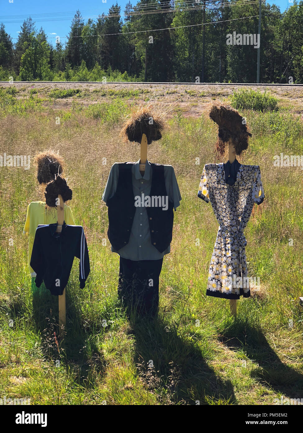 SUOMUSSALMI, Finnland - 10 JULI 2018: Stille Menschen ist Werk des Künstlers Reijo Kela. Diese Arbeiten gehören etwa tausend Vogelscheuche. Stille Menschen mov Stockfoto