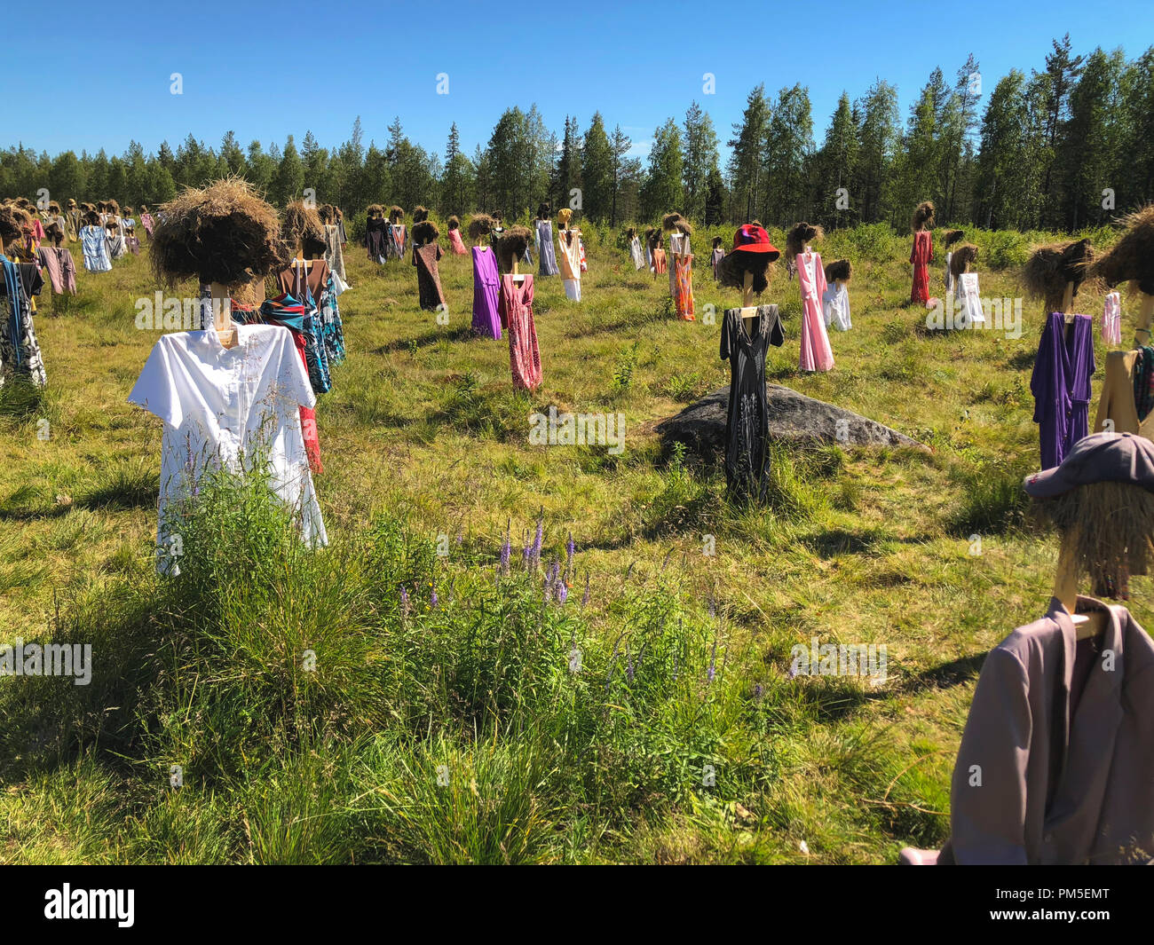 SUOMUSSALMI, Finnland - 10 JULI 2018: Stille Menschen ist Werk des Künstlers Reijo Kela. Diese Arbeiten gehören etwa tausend Vogelscheuche. Stille Menschen mov Stockfoto