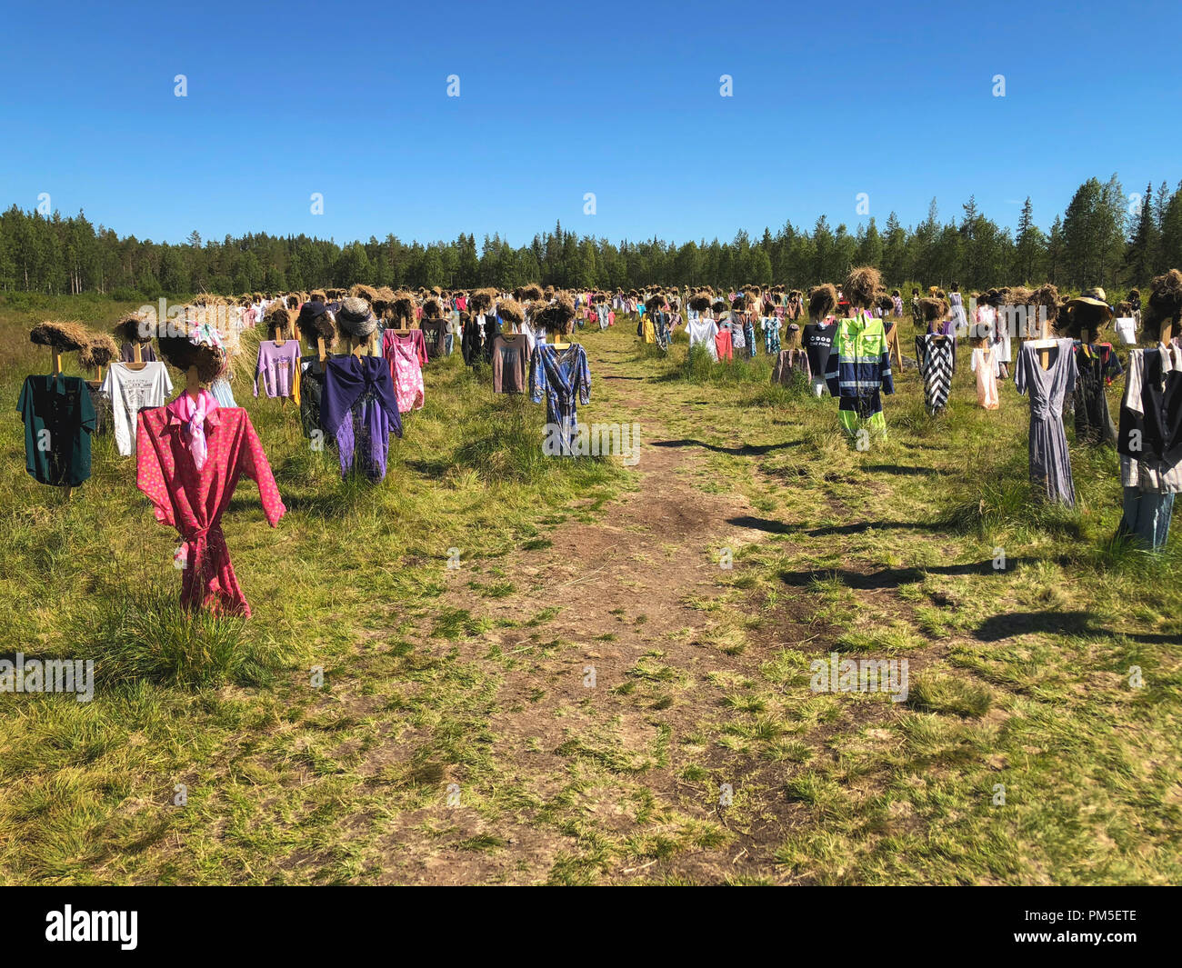 SUOMUSSALMI, Finnland - 10 JULI 2018: Stille Menschen ist Werk des Künstlers Reijo Kela. Diese Arbeiten gehören etwa tausend Vogelscheuche. Stille Menschen mov Stockfoto