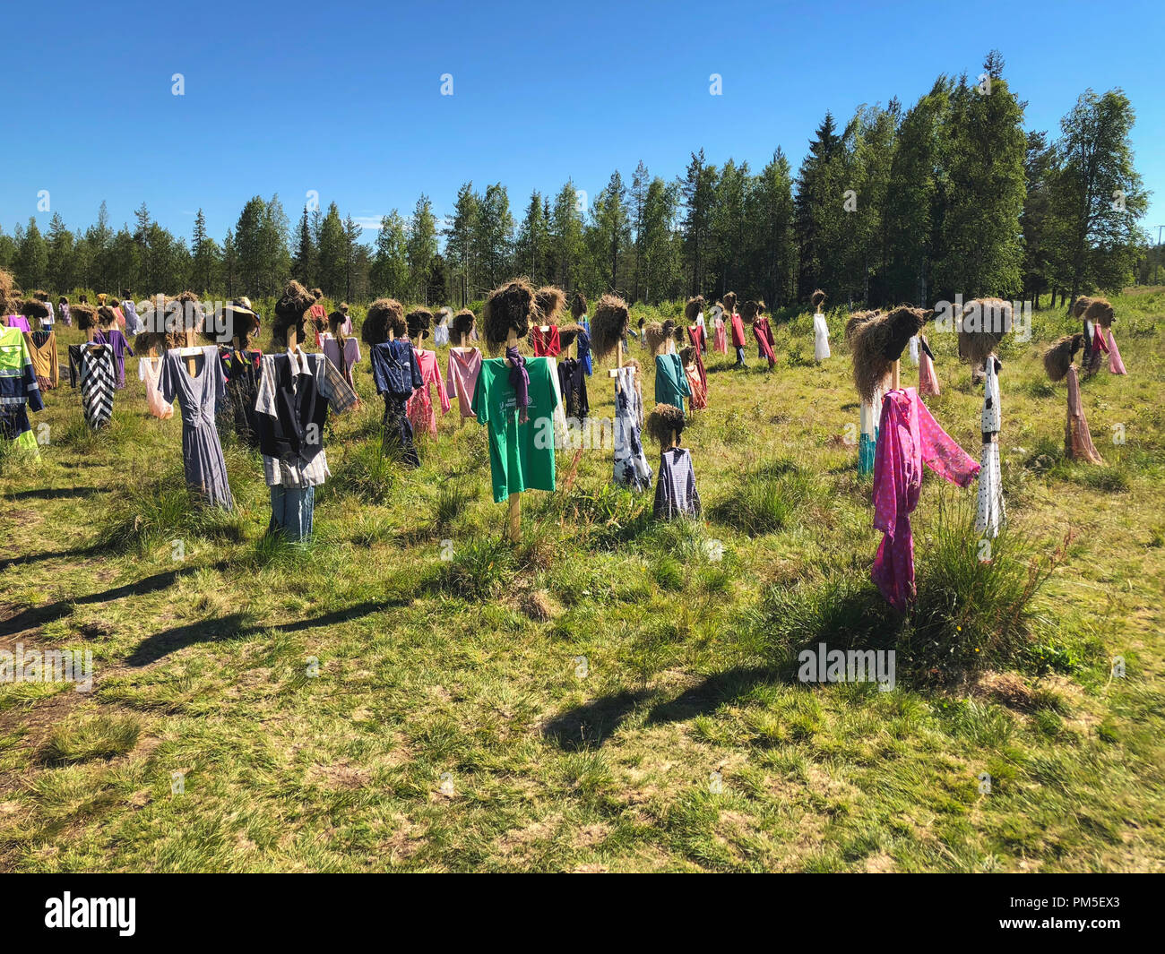SUOMUSSALMI, Finnland - 10 JULI 2018: Stille Menschen ist Werk des Künstlers Reijo Kela. Diese Arbeiten gehören etwa tausend Vogelscheuche. Stille Menschen mov Stockfoto