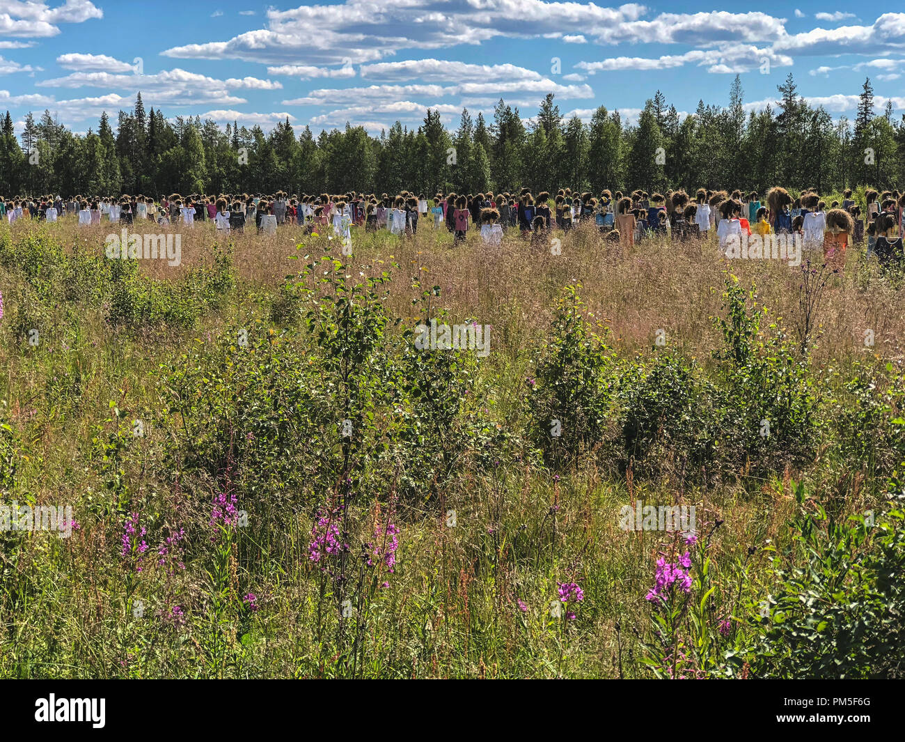 SUOMUSSALMI, Finnland - 10 JULI 2018: Stille Menschen ist Werk des Künstlers Reijo Kela. Diese Arbeiten gehören etwa tausend Vogelscheuche. Stille Menschen mov Stockfoto