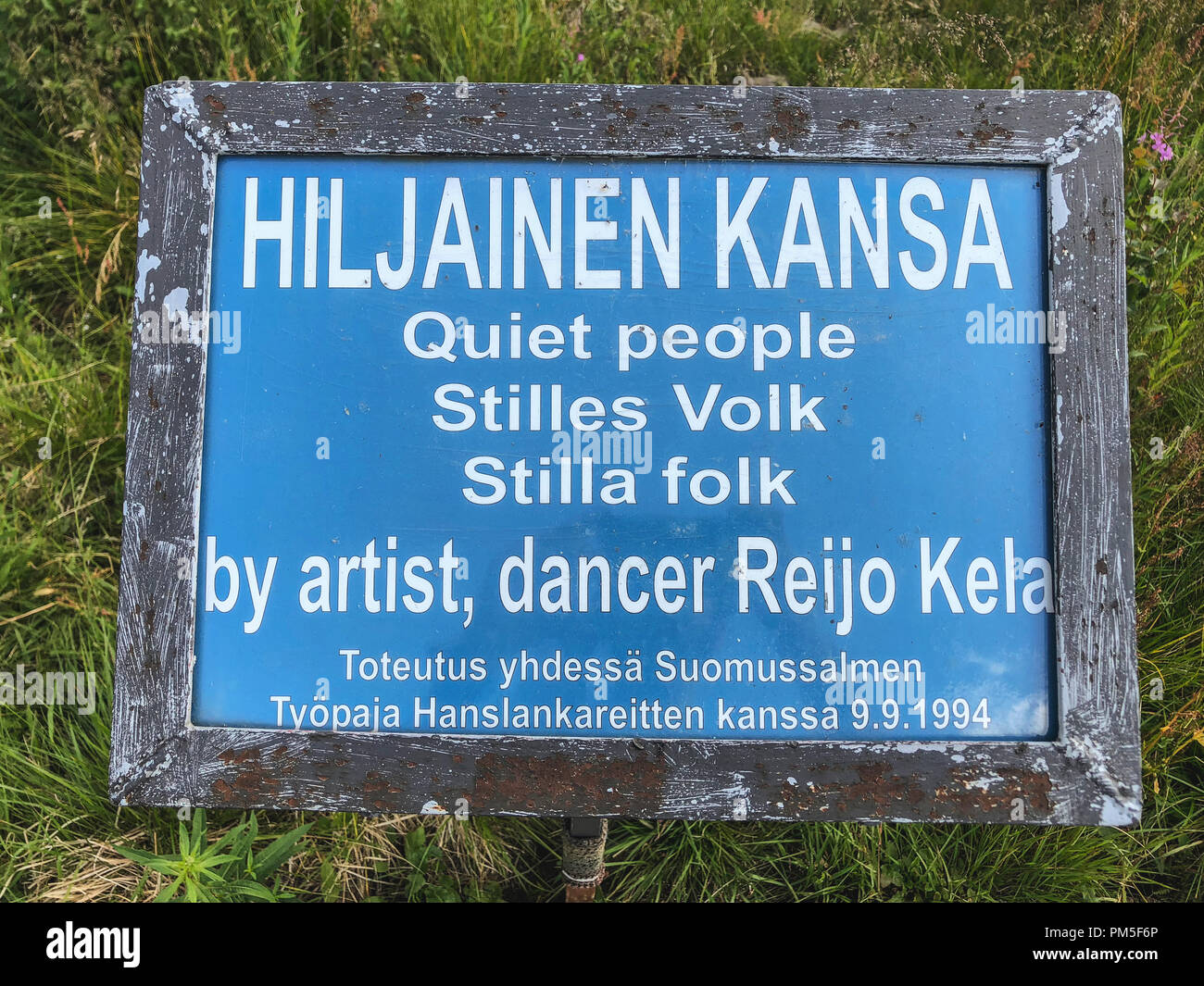 SUOMUSSALMI, Finnland - 10 JULI 2018: Stille Menschen ist Werk des Künstlers Reijo Kela. Diese Arbeiten gehören etwa tausend Vogelscheuche. Stille Menschen mov Stockfoto