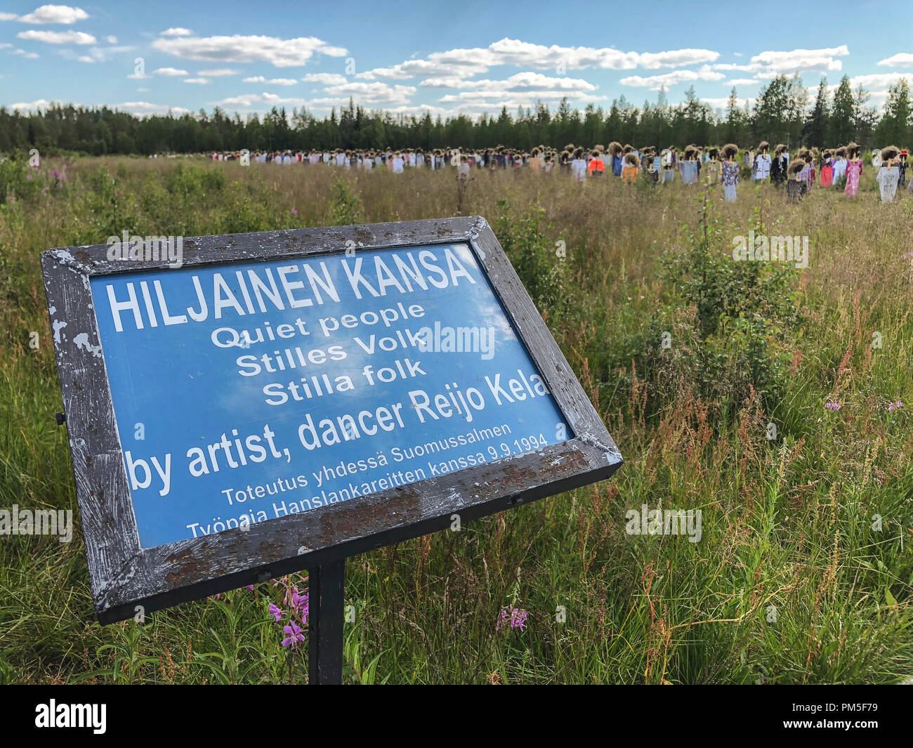 SUOMUSSALMI, Finnland - 10 JULI 2018: Stille Menschen ist Werk des Künstlers Reijo Kela. Diese Arbeiten gehören etwa tausend Vogelscheuche. Stille Menschen mov Stockfoto