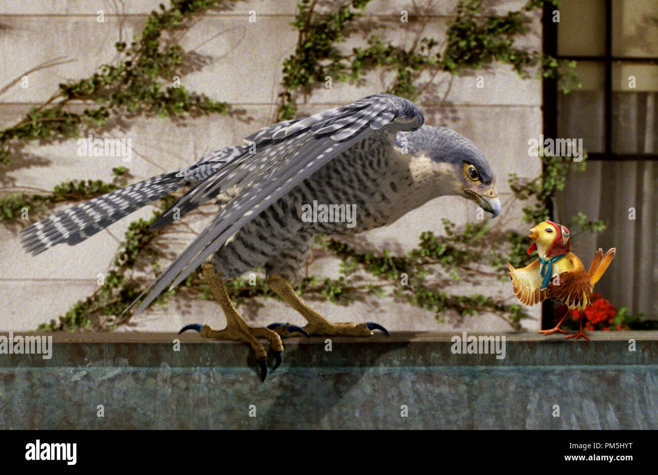 Film Still / Werbung noch von tuart Little 2" das Böse Falcon, margalo der Vogel © 2002 Columbia Pictures Stockfoto
