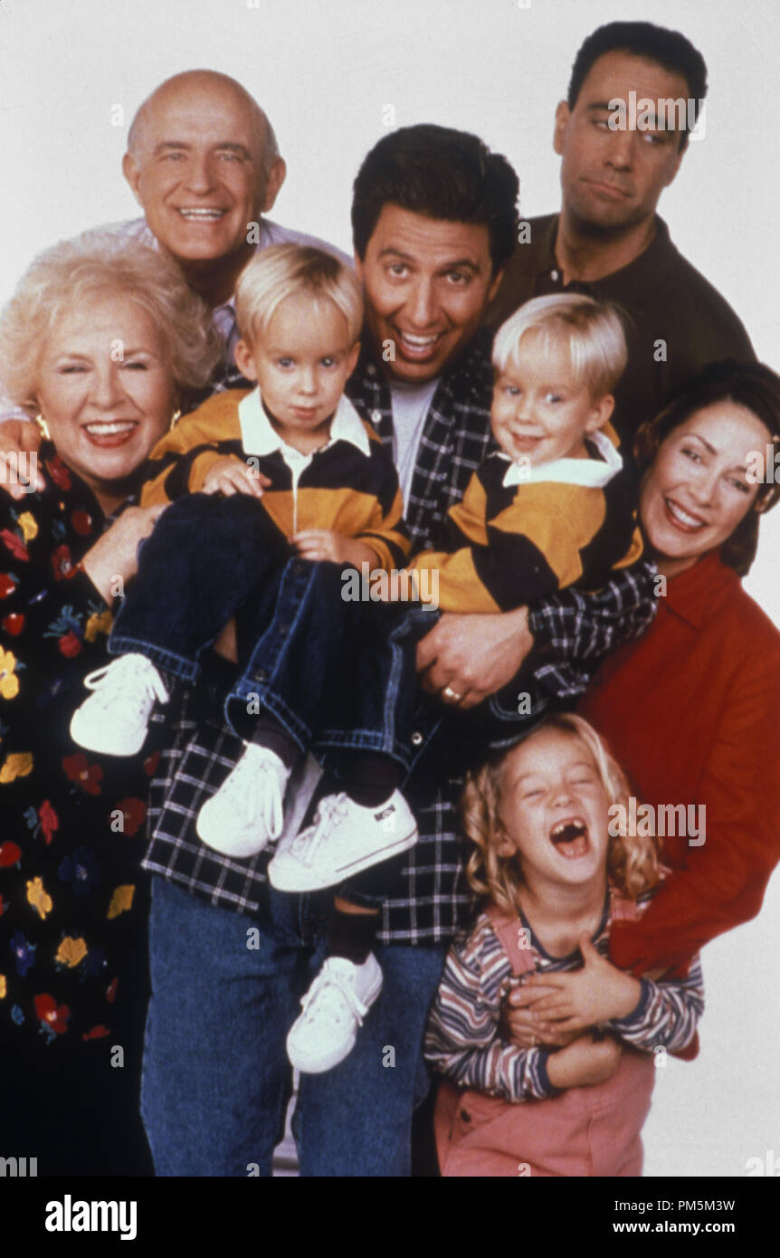 Film Still / Werbung Stills aus "Everybody Loves Raymond" Doris Roberts, Peter Boyle, Ray Romano, Brad Garrett, Patricia Heaton, Madylin versüssen, Sawyer Sweetin, Sullivan Sweetin 2000 Datei Referenz # 30846607 THA nur für redaktionelle Verwendung - Alle Rechte vorbehalten Stockfoto