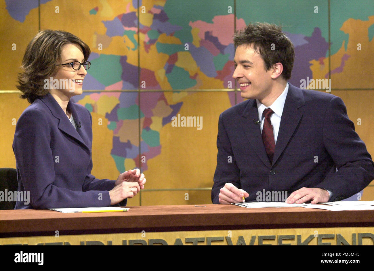 Film Still / Werbung noch von Donnerstag, 8. Februar 2001 auf NBC (8:40 Uhr - 21:00 Uhr ET) SATURDAY NIGHT LIVE PRIMETIME EXTRA2 - NBC bis spät in die Nacht - dargestellt (L-R): 'Wochenende Update "co-Anker Tina Fey und Jimmy Fallon. - NBC Foto: Mary Ellen Matthews Datei Referenz # 30847002 THA nur für redaktionelle Verwendung - Alle Rechte vorbehalten Stockfoto