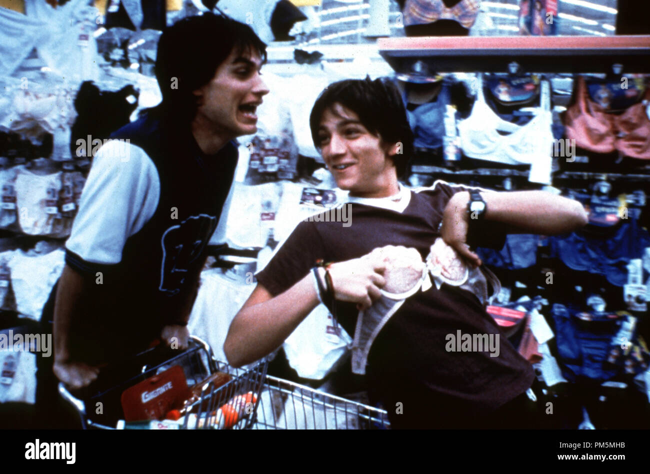 Film Still / Werbung immer noch von "Y Tu Mama Tambien" Gael Garcia Bernal, Diego Luna © 2001 IFC Foto: Daniel Daza Datei Referenz # 30847008 THA nur für redaktionelle Verwendung - Alle Rechte vorbehalten Stockfoto