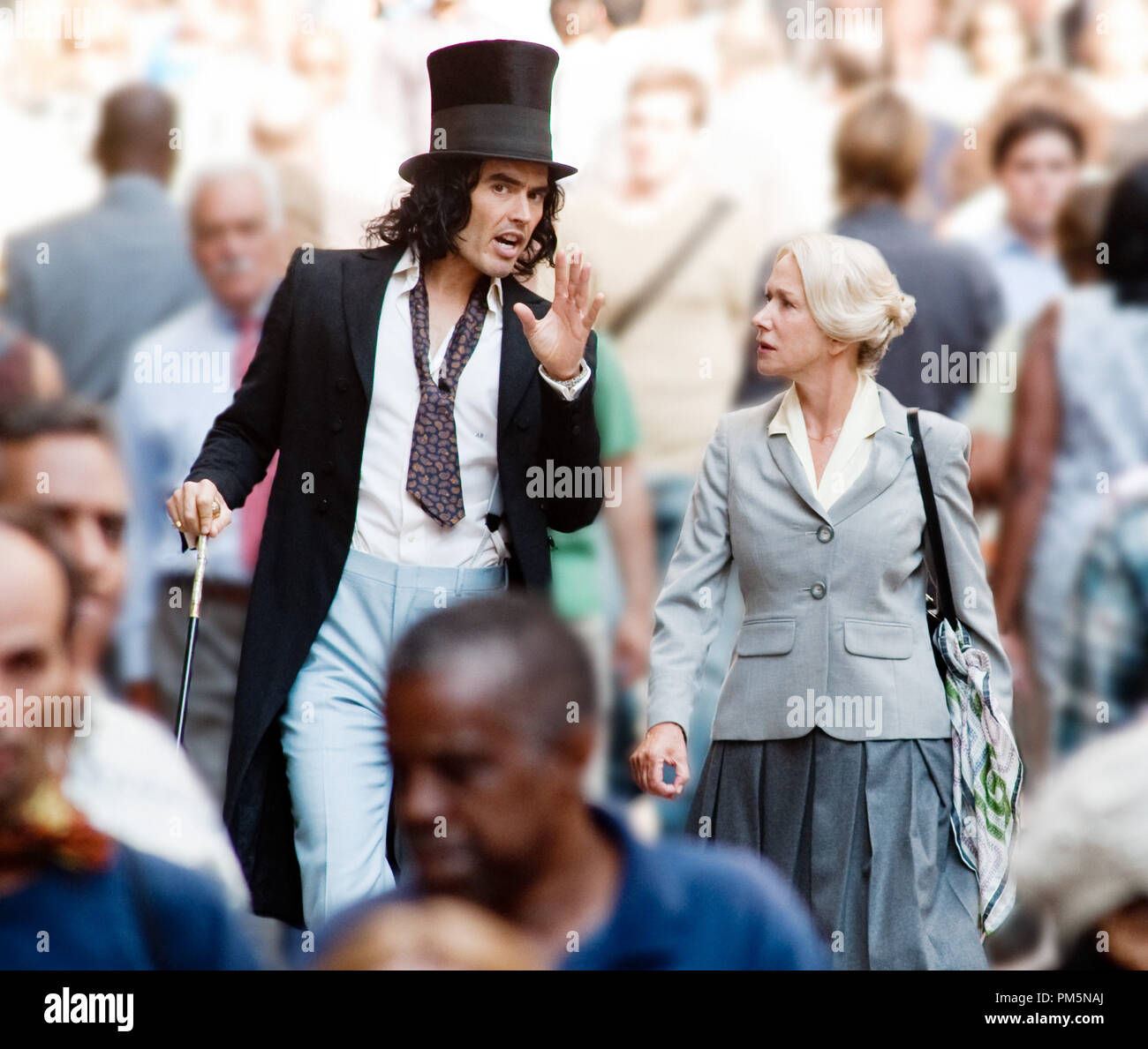 (L - r) RUSSELL Marke wie Arthur und Helen Mirren als Hobson in Warner Bros. Pictures' romantische Komödie "ARTHUR", ein Warner Bros.-Bilder freigeben. Stockfoto