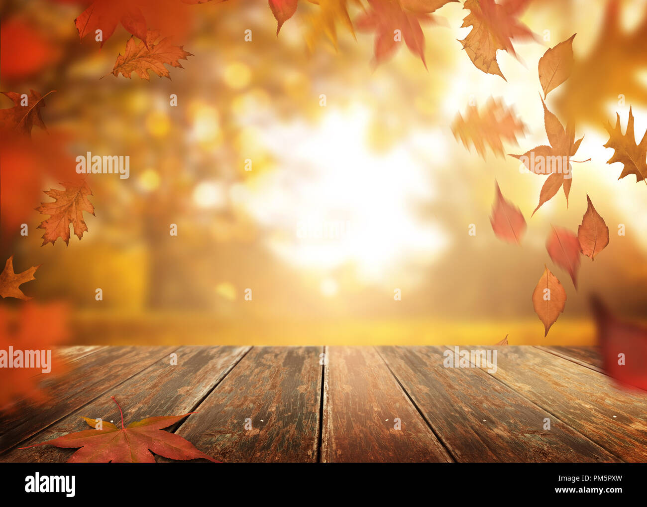 Herbst Jahreszeit mit fallenden Baum Blätter und ein holztisch Hintergrund. Stockfoto