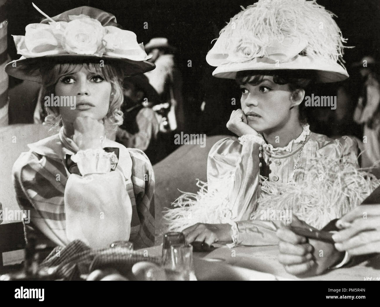 Brigitte Bardot und Jeanne Moreau in "Viva Maria!" 1965 Datei Referenz #  30928 980 THA Stockfotografie - Alamy