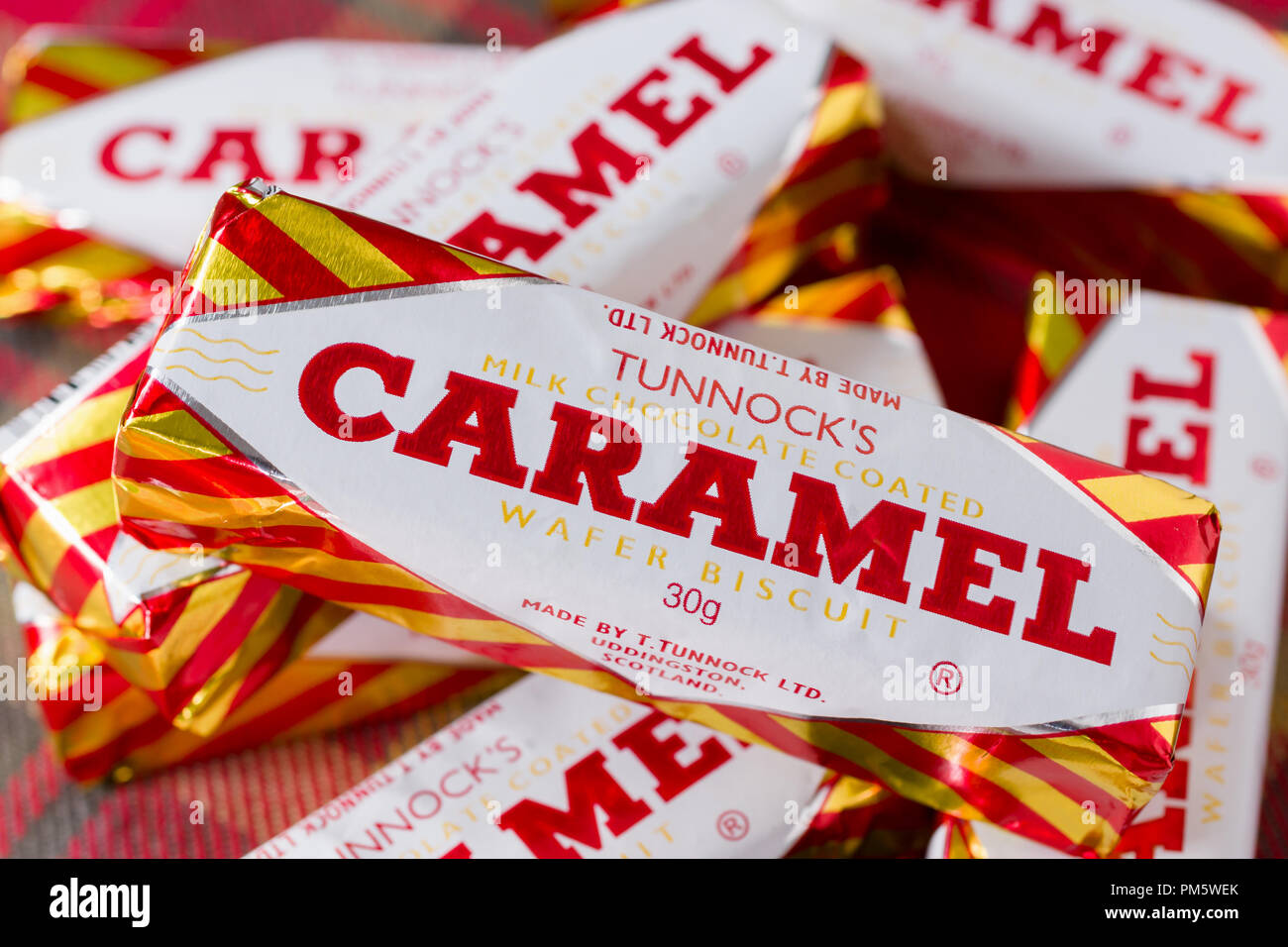 Tunnocks Milk Chocolate Caramel Wafers ein Keks von Tunnocks Familie Bäcker in Larkhall Schottland produziert Stockfoto