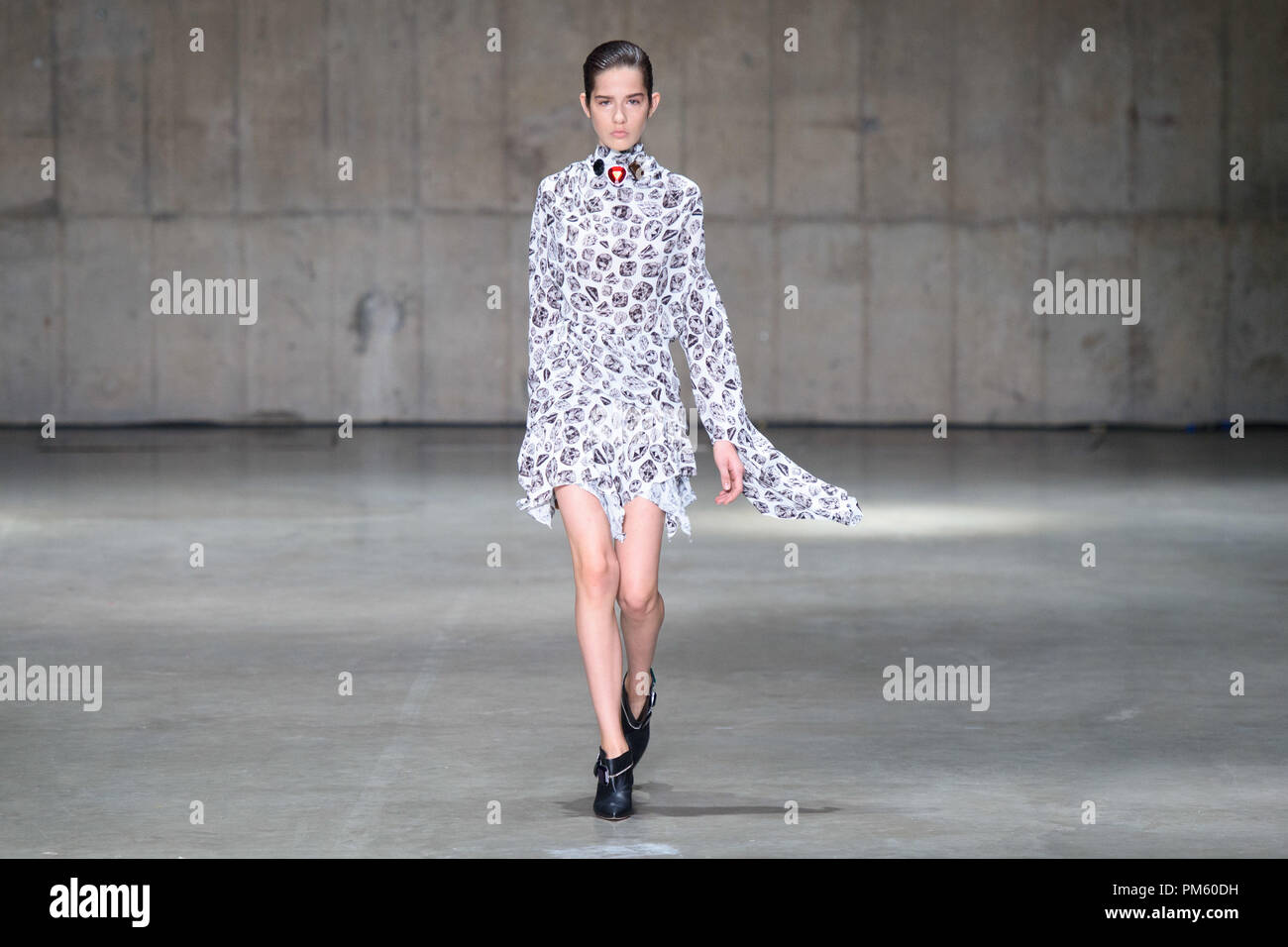 Modelle auf dem Laufsteg während der Christopher Kane Frühjahr/Sommer 2019 London Fashion Week zeigen in der Tate Modern, London. Stockfoto