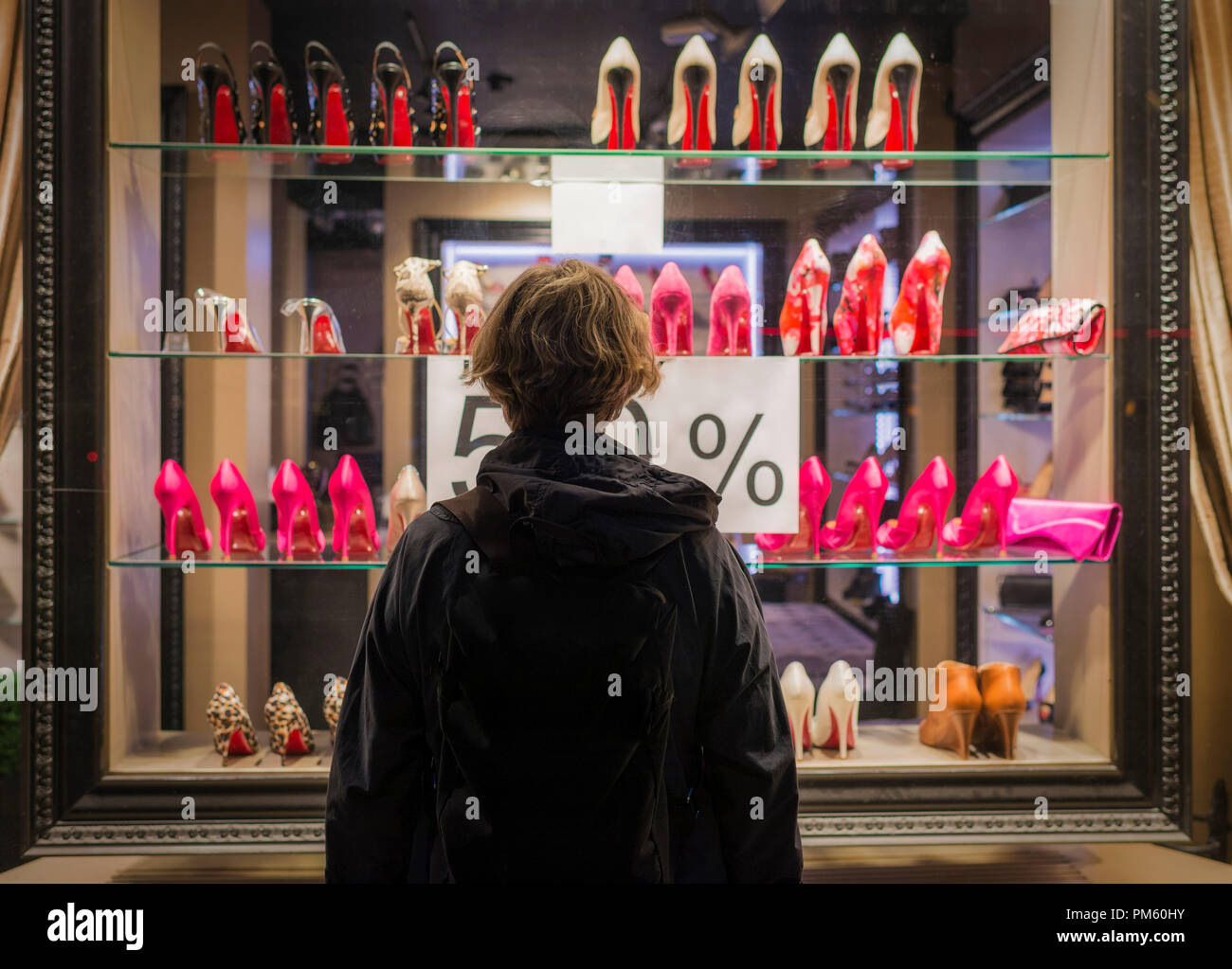 Frau mittleren Alters Window Shopping in Stockholm. Stockfoto