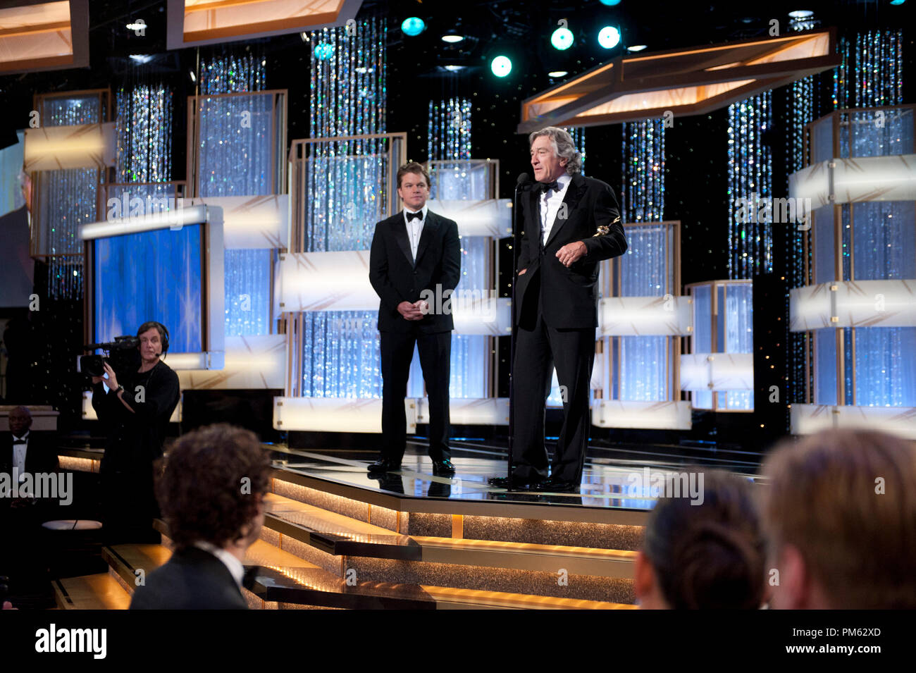 Matt Damon (links) stellt Robert De Niro mit dem Cecil B DeMille Award auf der 68. jährlichen Golden Globe Awards in Beverly Hills für seine Òoutstanding Beitrag zu den Bereich Entertainment.Ó Stockfoto