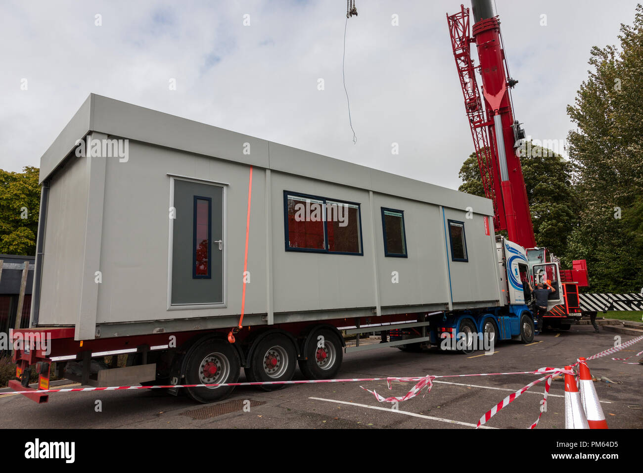 Carrigaline, Cork, Irland. September 2018. Die Lieferung eines der sieben neuen kabins wurde von einem 300 Tonnen schweren Kran an der Gae in Position gebracht Stockfoto