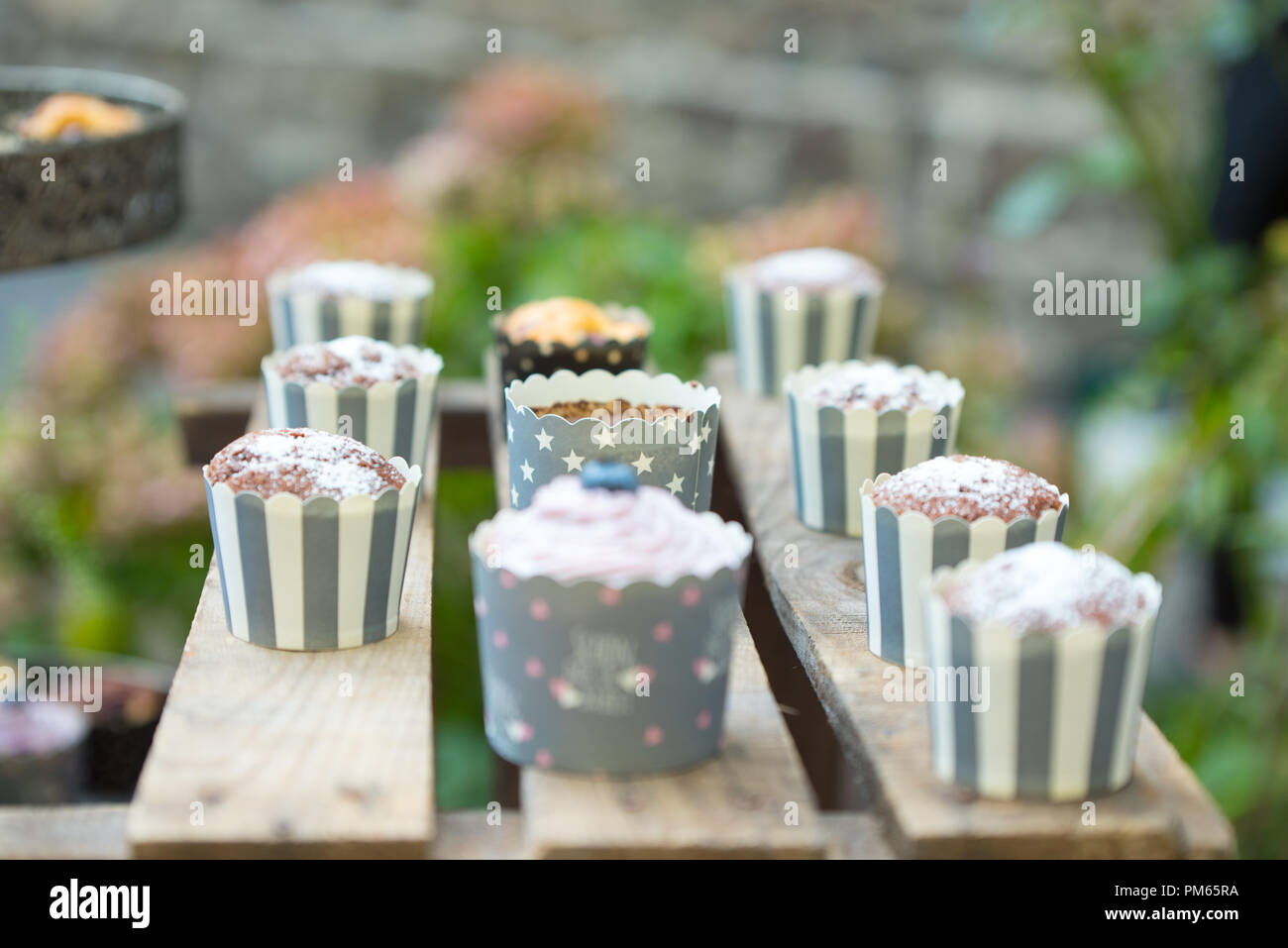 Cupcakes, stilvoll eingerichtet, hausgemachte, auf rusticales, hölzernen Tisch Stockfoto