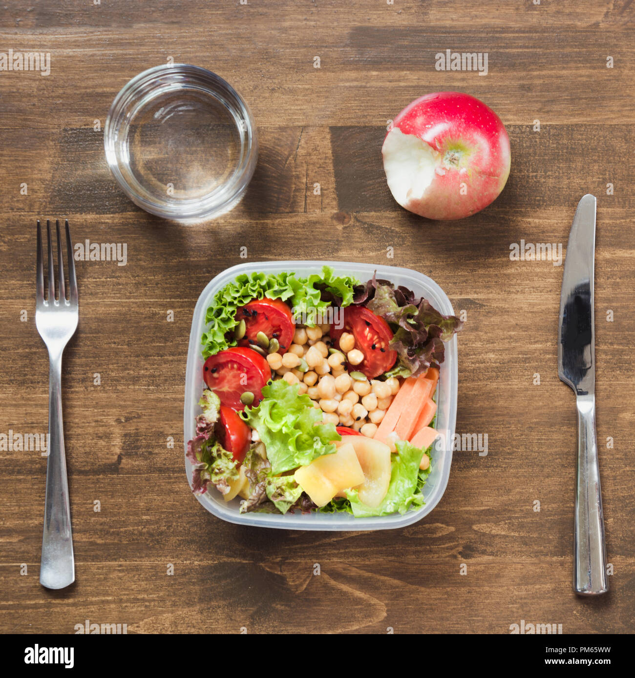 Gemüse Salat für Büro Mittagessen in Container auf Holztisch. Konzept healhy Ernährung. Brotdose. Stockfoto