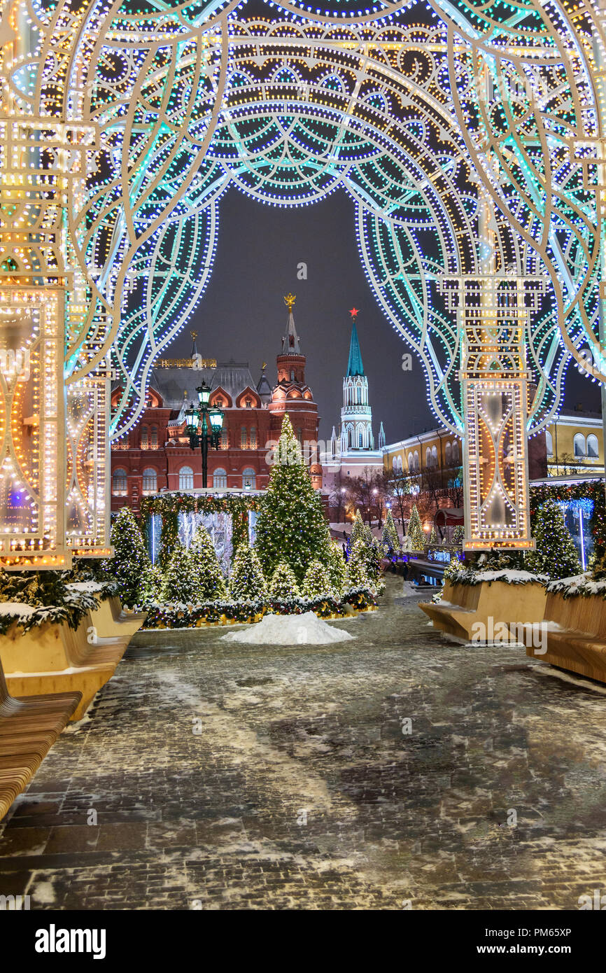 Manezhnaya Quadrat mit Weihnachten und Neujahr Beleuchtungen Dekoration in der Nacht. Blick auf den Kreml durch Arch. Moskau. Russland Stockfoto