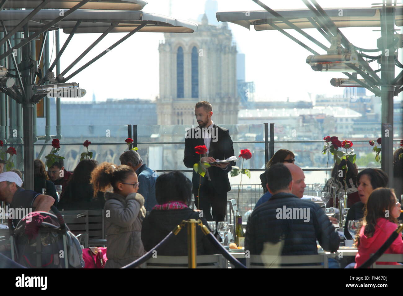 Pariser Restaurant mit einem schönen Blick auf die Kathedrale Notre Dame Stockfoto