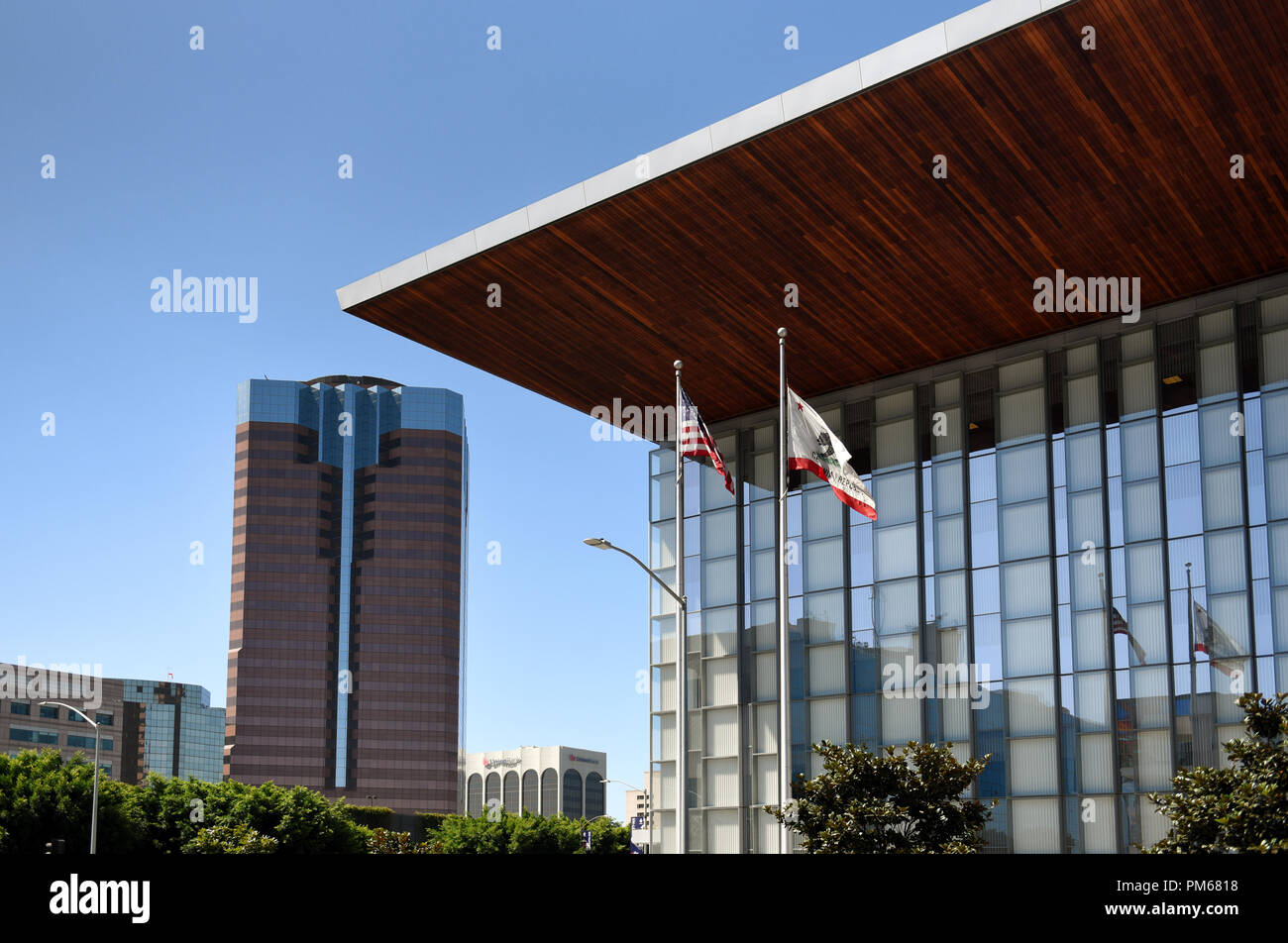 LONG BEACH, CALIF-Sept 10, 2018: Detail der Gouverneur George Deukmejian Gerichtsgebäude mit One World Trade Center in Downtown Long Beach. Stockfoto