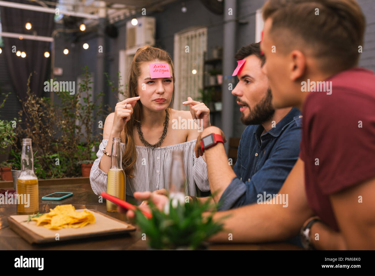 Emotionale Freunde runzelte die Stirn, während Sie interessantes Spiel in der Bar Stockfoto