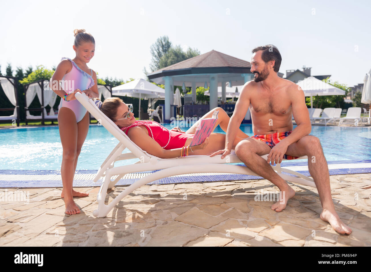 Schöne positive Frau Lesen eines interessanten Buches Stockfoto