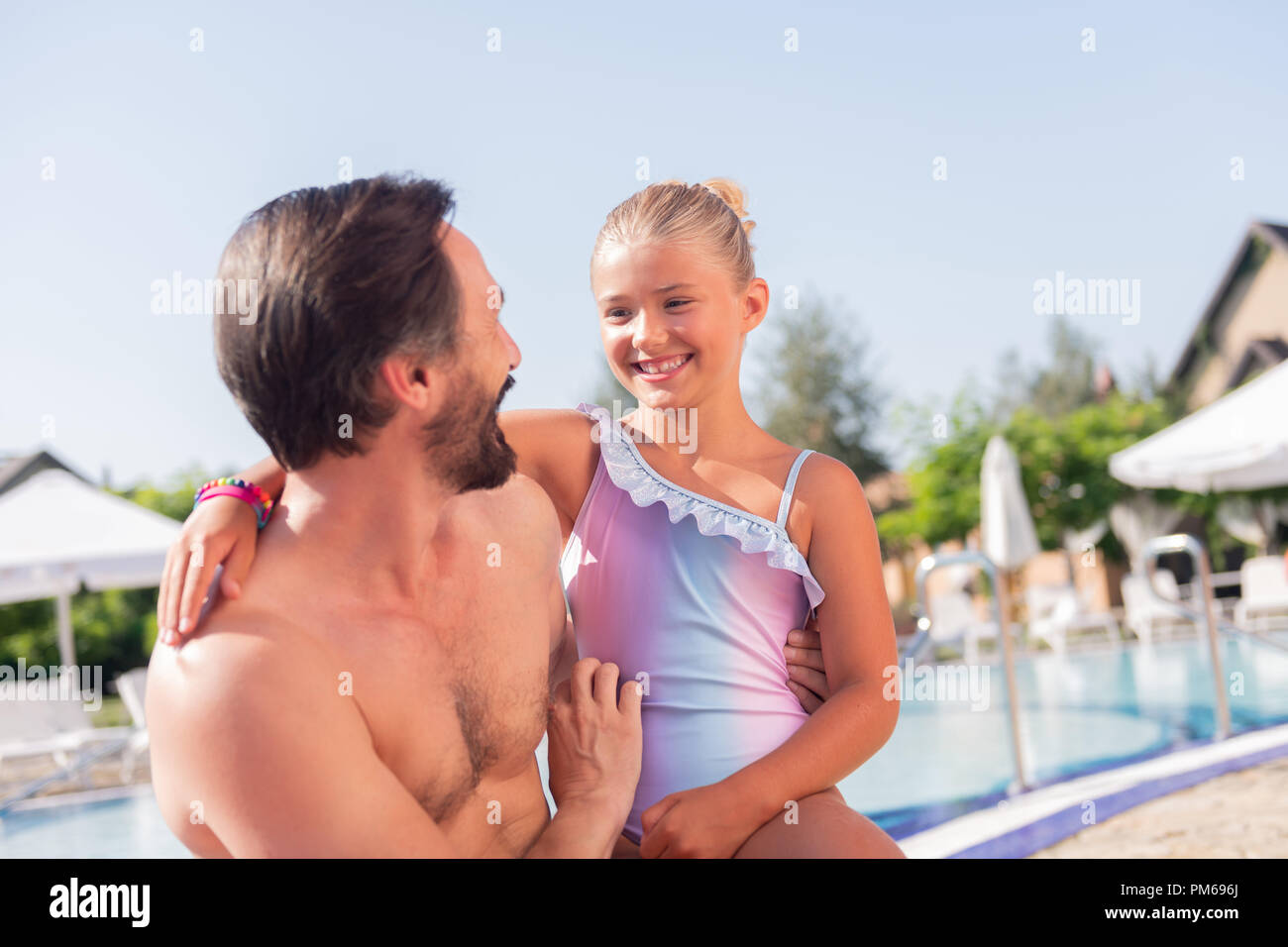 Gerne fröhliche Mädchen lächelnd zu ihrem Vater. Stockfoto Gerne fröhliche Mädchen lächelnd zu ihrem Vater. Stockfoto