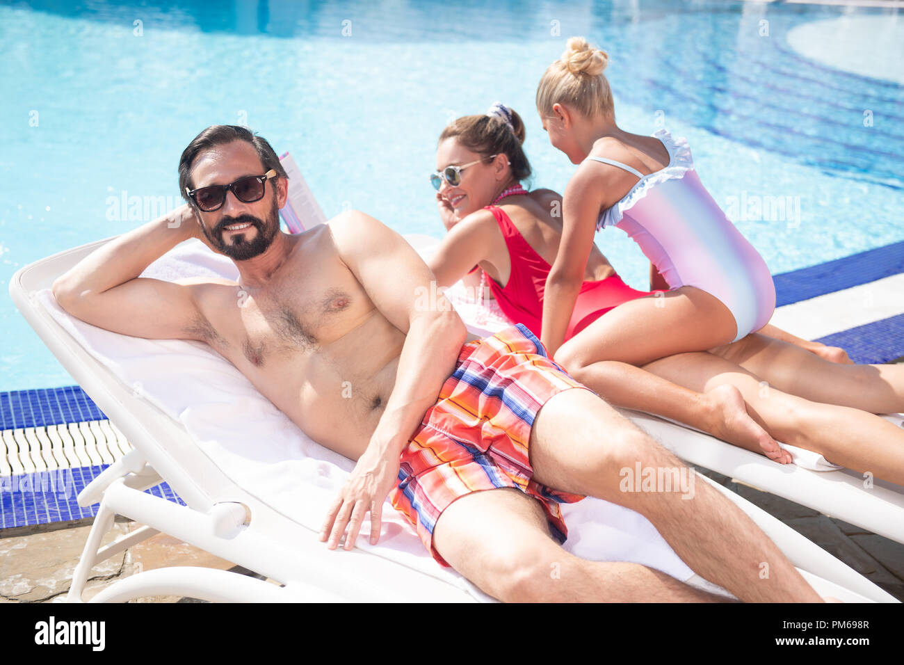 Gerne positiver Mann genießen Sie den sonnigen Tag Stockfoto Gerne positiver Mann genießen Sie den sonnigen Tag Stockfoto