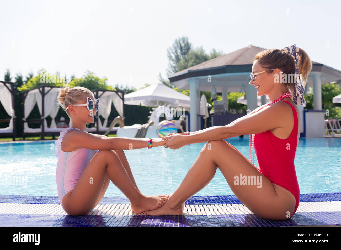 Positive schöne Frau mit ihren Töchtern Hände Stockfoto Positive schöne Frau mit ihren Töchtern Hände Stockfoto