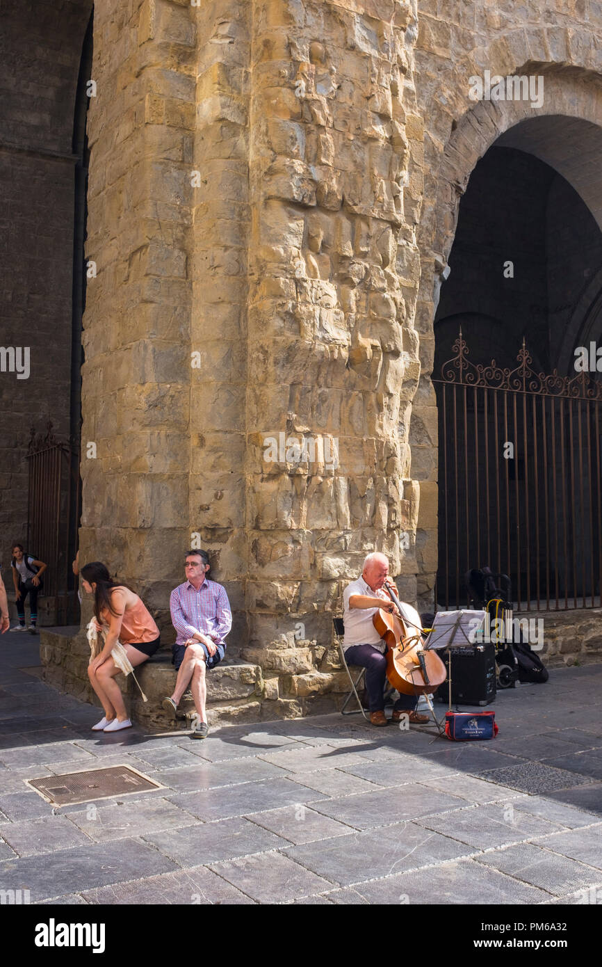 Cellist Gaukler auf der Placa de Catedral, Jaca, Huesca, Aragón, Spanien Stockfoto