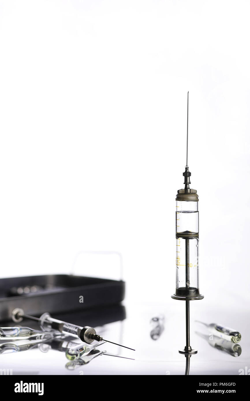 Alte Metall medizinische Spritze und Zubehör auf dem Tisch Stockfotografie  - Alamy