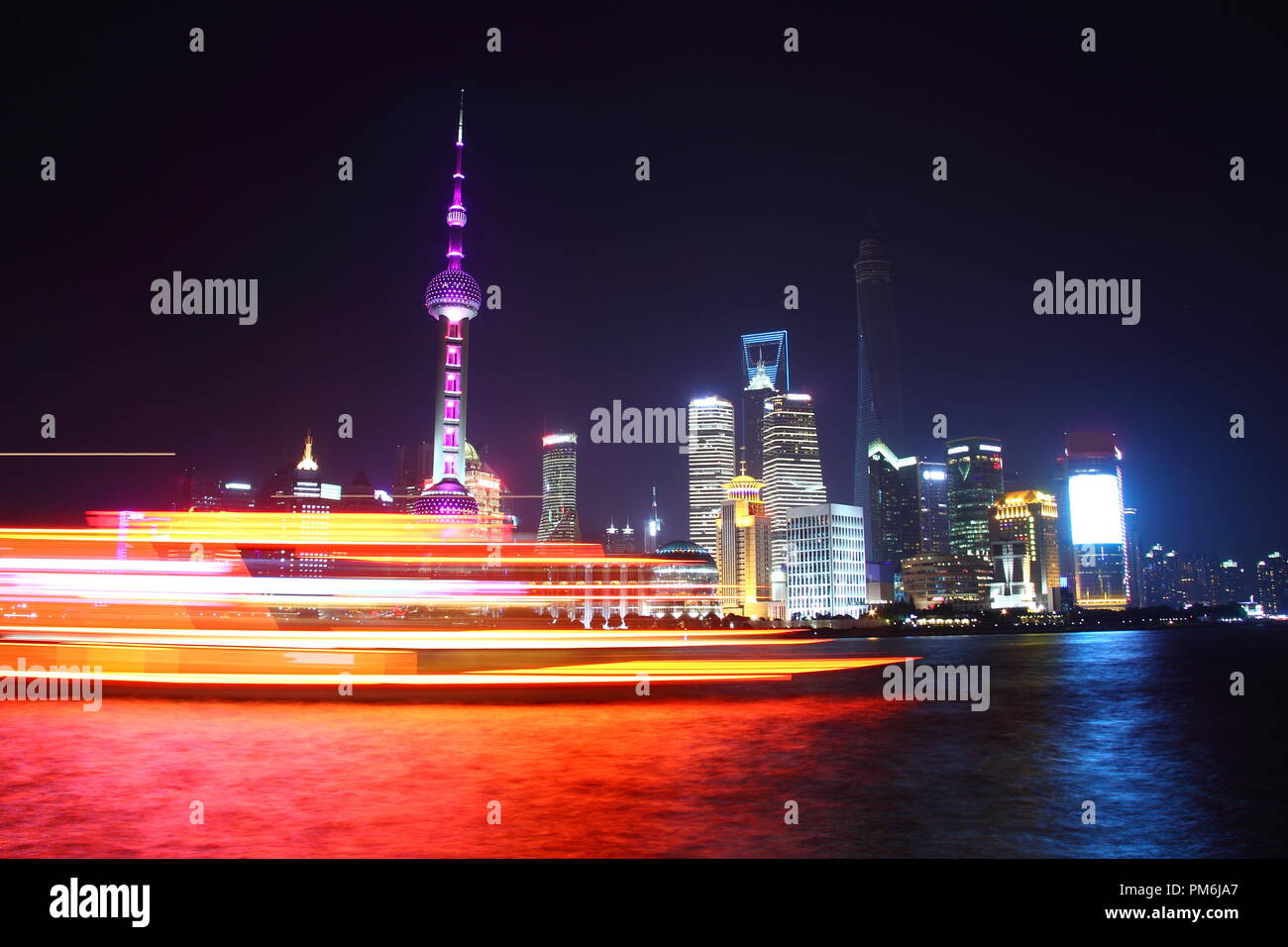 Stadtteil Pudong von Shanghai bei Nacht Stockfoto