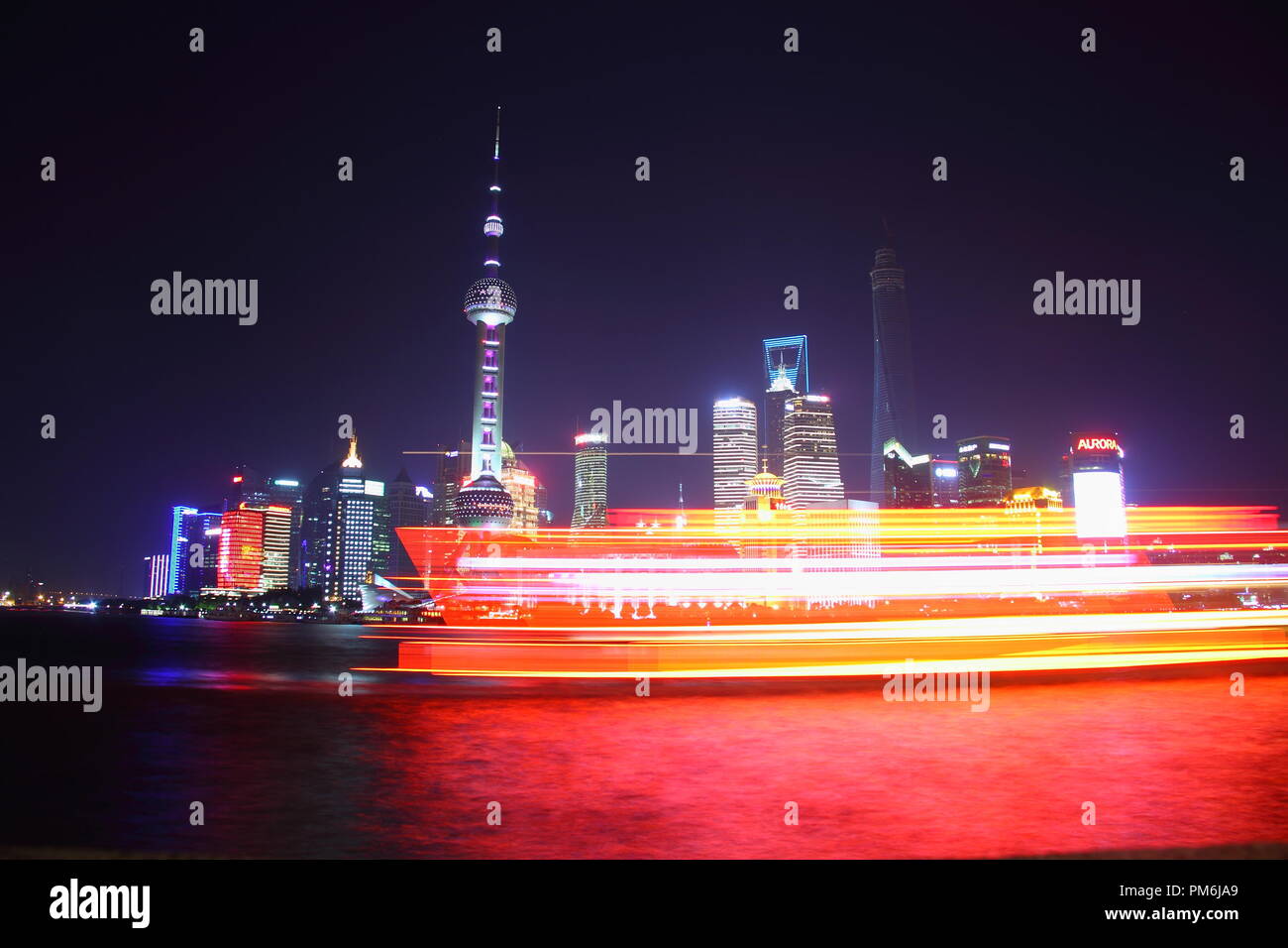 Stadtteil Pudong von Shanghai bei Nacht Stockfoto