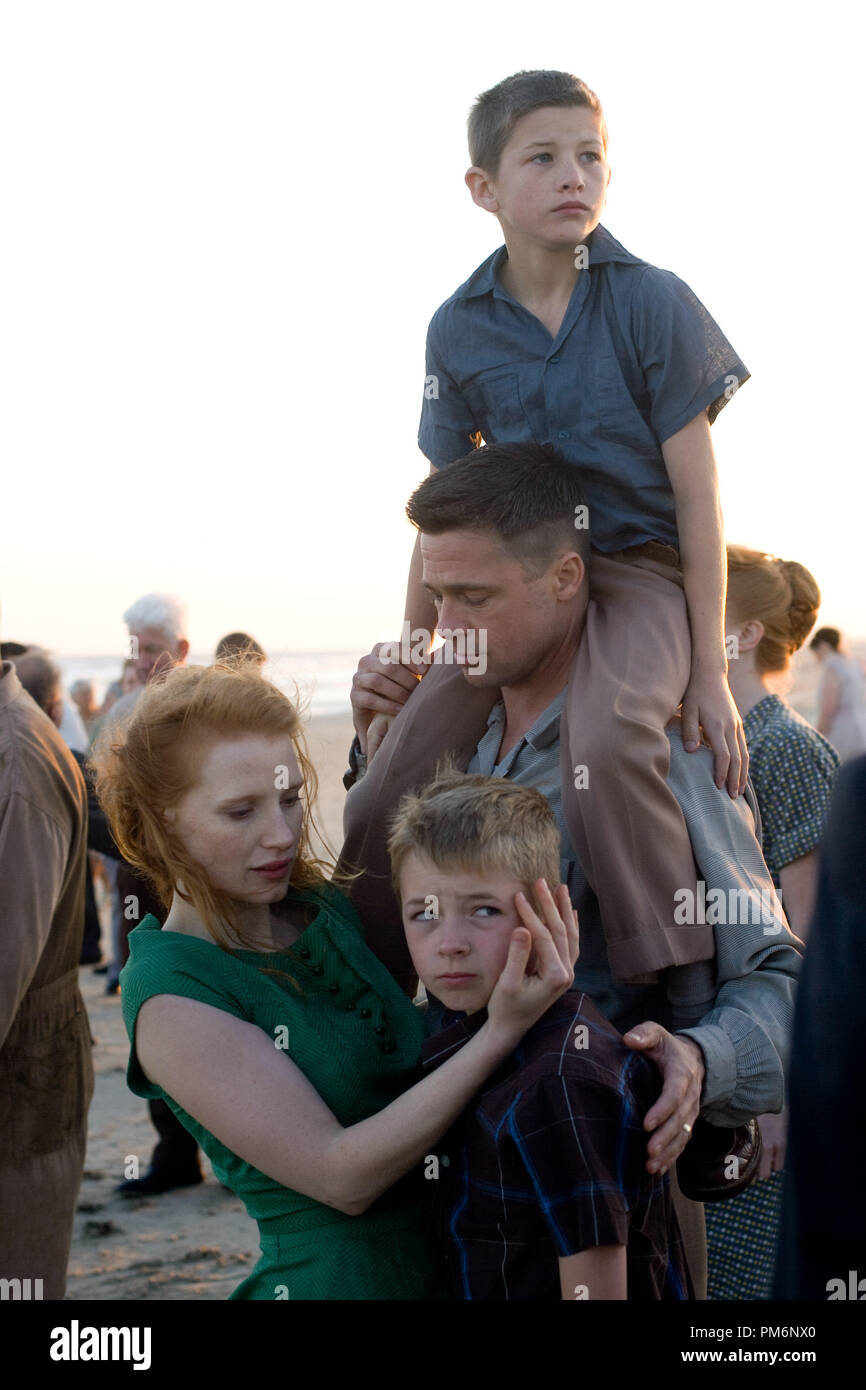 Von links, im Uhrzeigersinn: Jessica Chastain, Laramie Eppler, Brad Pitt und Tye Sheridan in den BAUM DES LEBENS. Stockfoto