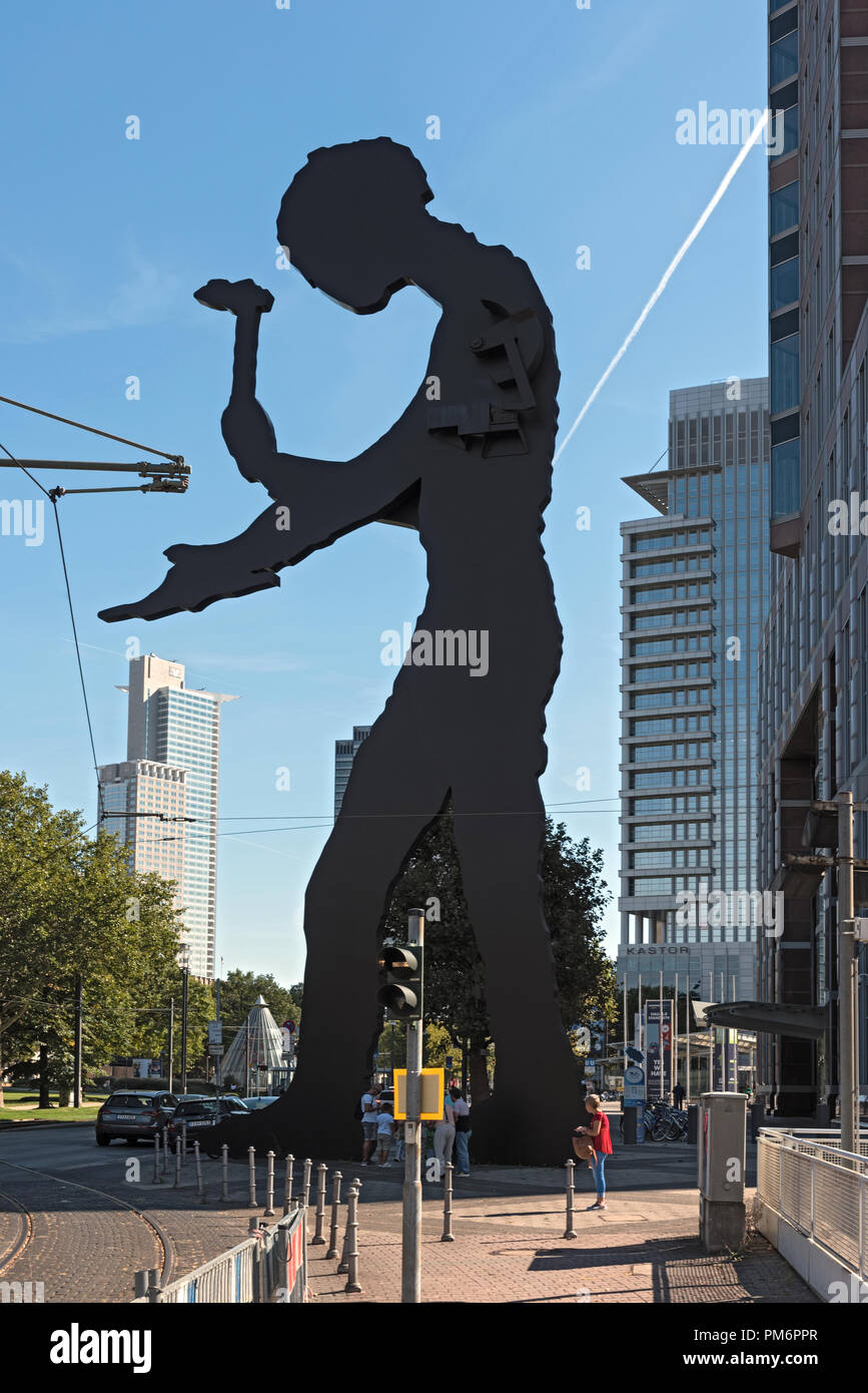 Die Skulptur, hämmern Mann, entworfen von Jonathan Borofsky, in der Nähe der Messe Frankfurt, Frankfurt am Main, Deutschland. Stockfoto