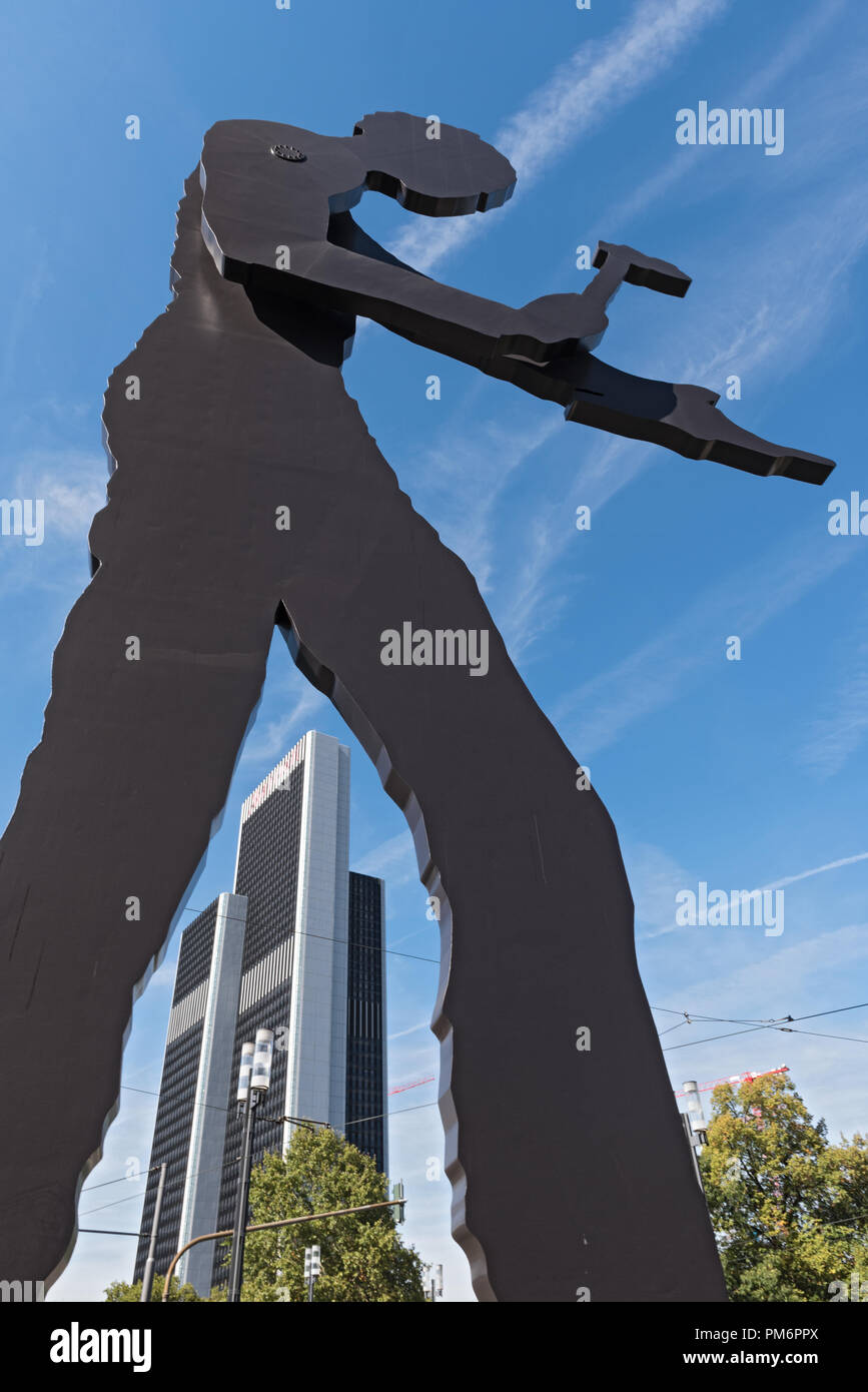 Die Skulptur, hämmern Mann, entworfen von Jonathan Borofsky, in der Nähe der Messe Frankfurt, Frankfurt am Main, Deutschland. Stockfoto