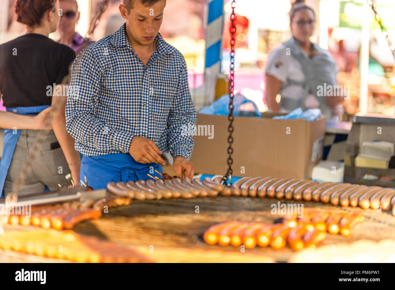 CERVIA (RA), Italien - 16. SEPTEMBER 2018: Mann kochen Würstchen und Brot auf Grill wie die bayerische Küche im europäischen Markt, Straße Ausstellung o Stockfoto